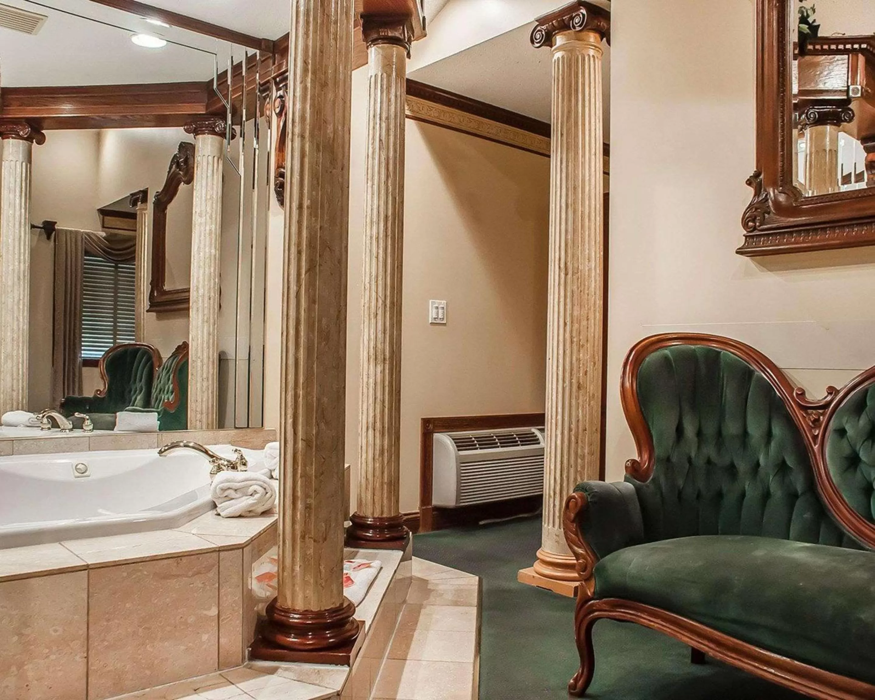 Photo of the whole room in Econo Lodge at the Falls North