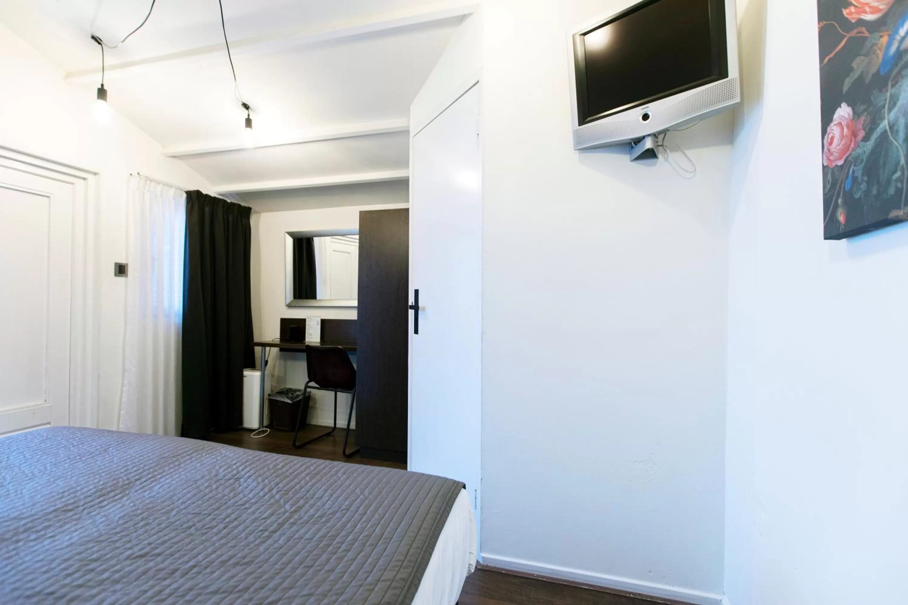 Bed in Quentin England Hotel