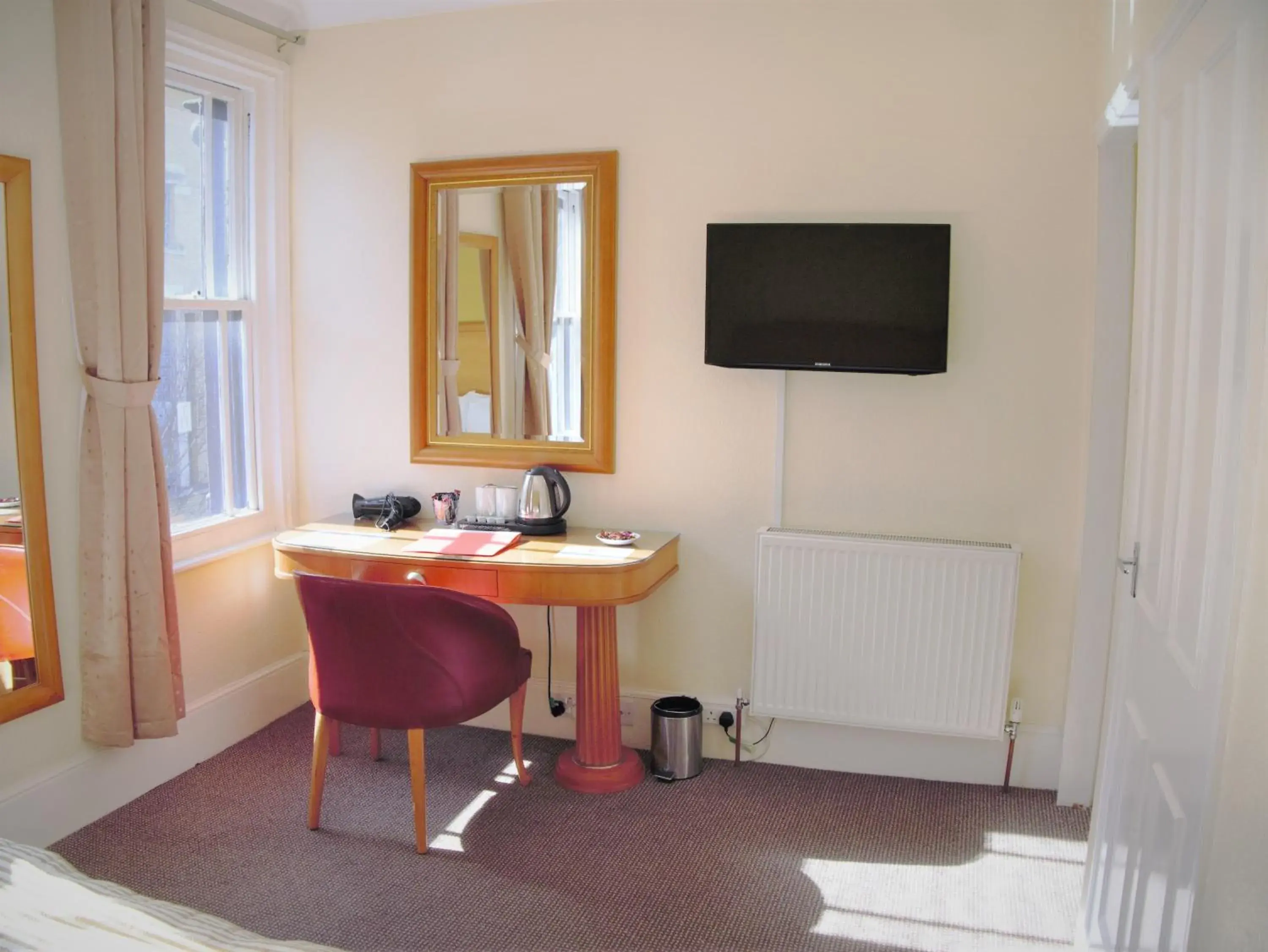 Bedroom, TV/Entertainment Center in Town House Rooms