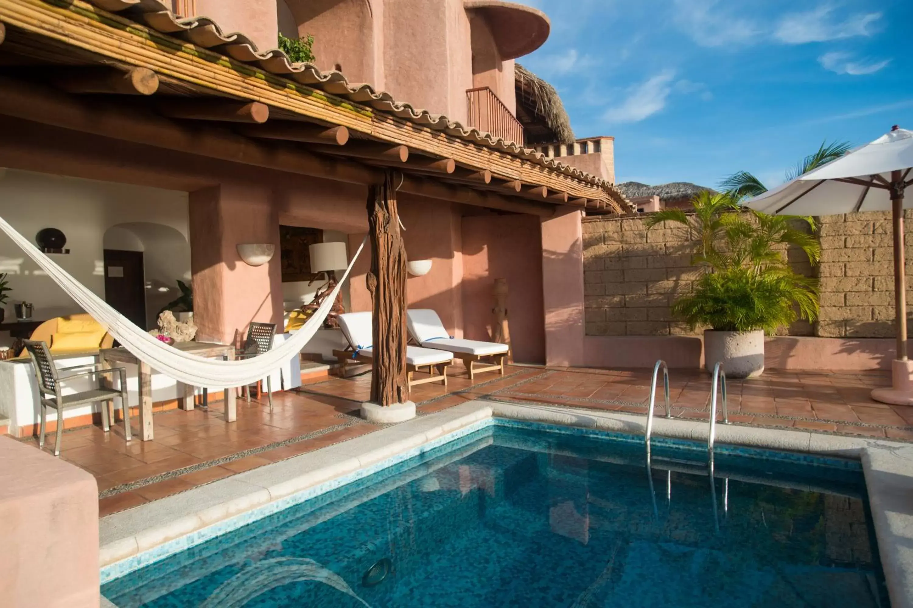 Balcony/Terrace, Swimming Pool in La Casa Que Canta