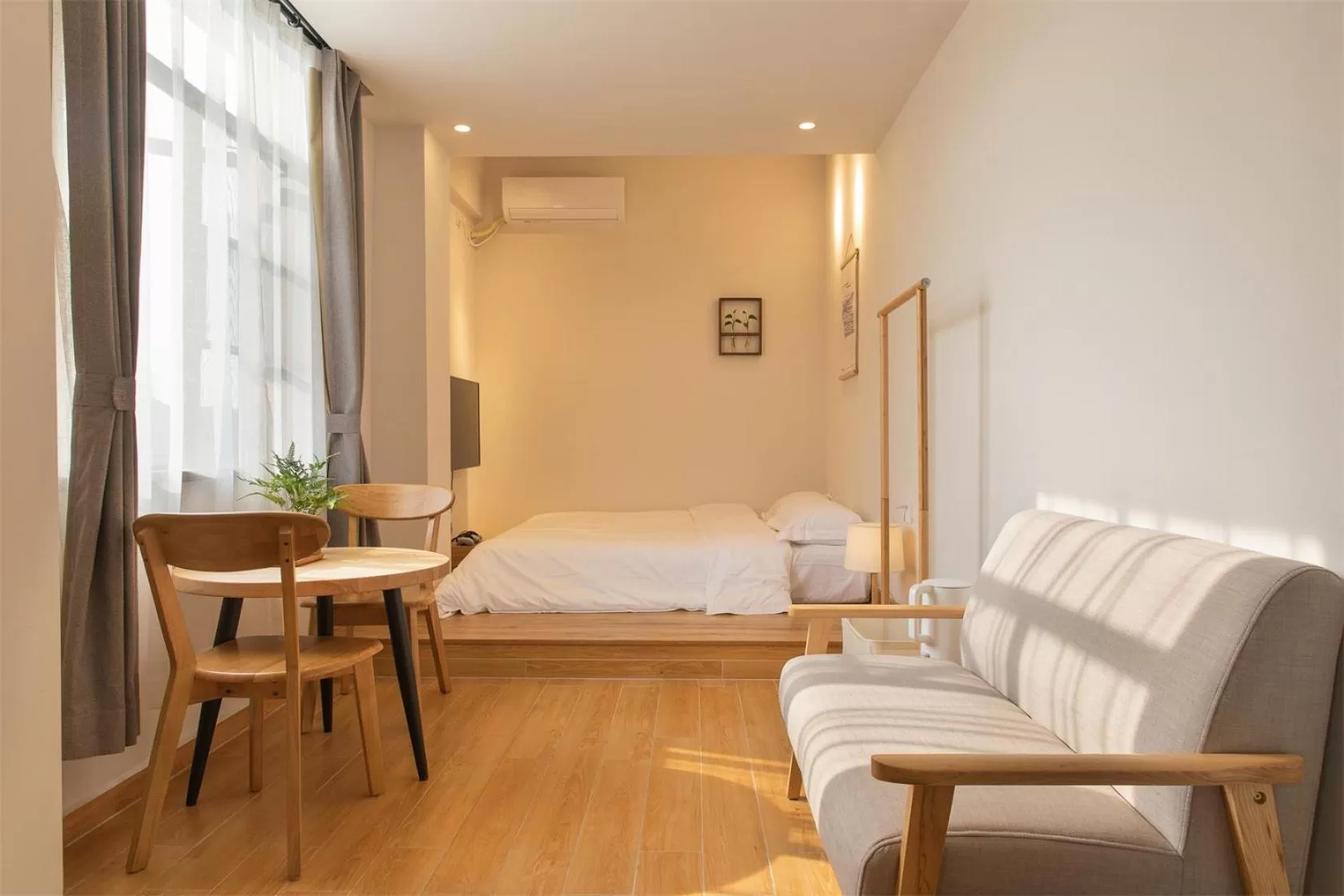 Photo of the whole room, Seating Area in Wander Hostel