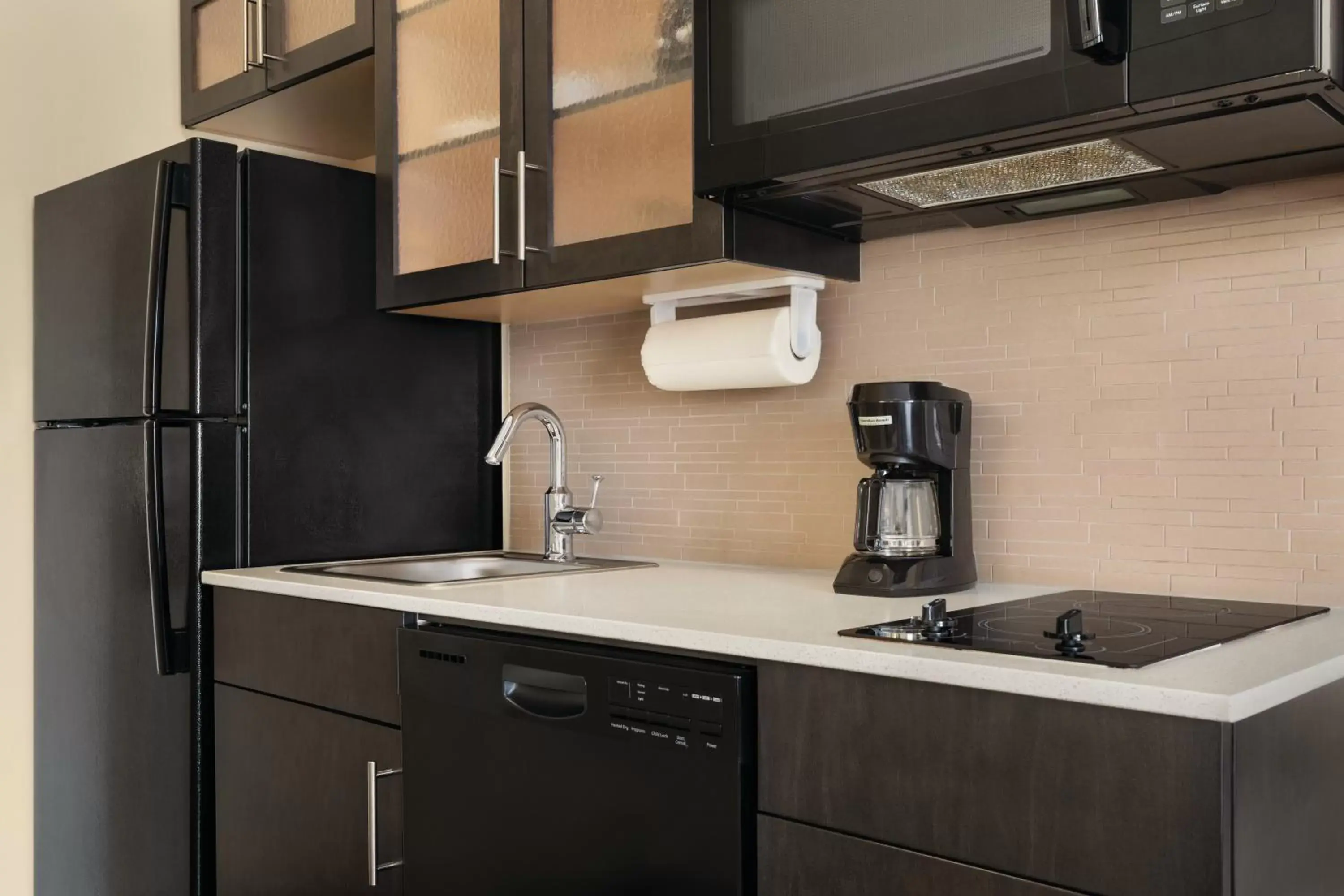 Kitchen or kitchenette, Kitchen/Kitchenette in Park Inn by Radisson, Calgary Airport North, AB