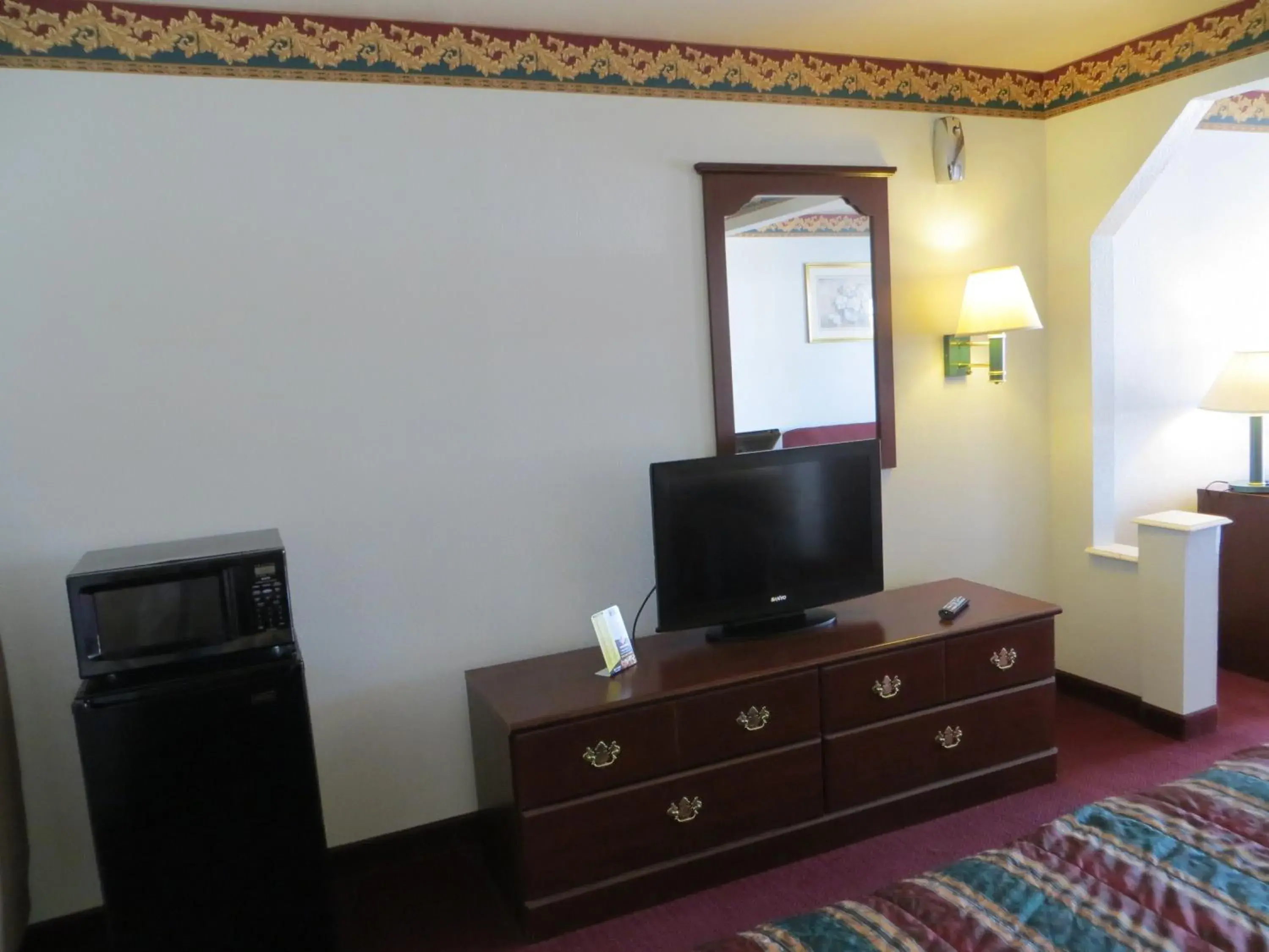 TV and multimedia, TV/Entertainment Center in Executive Inn & Suites West Columbia