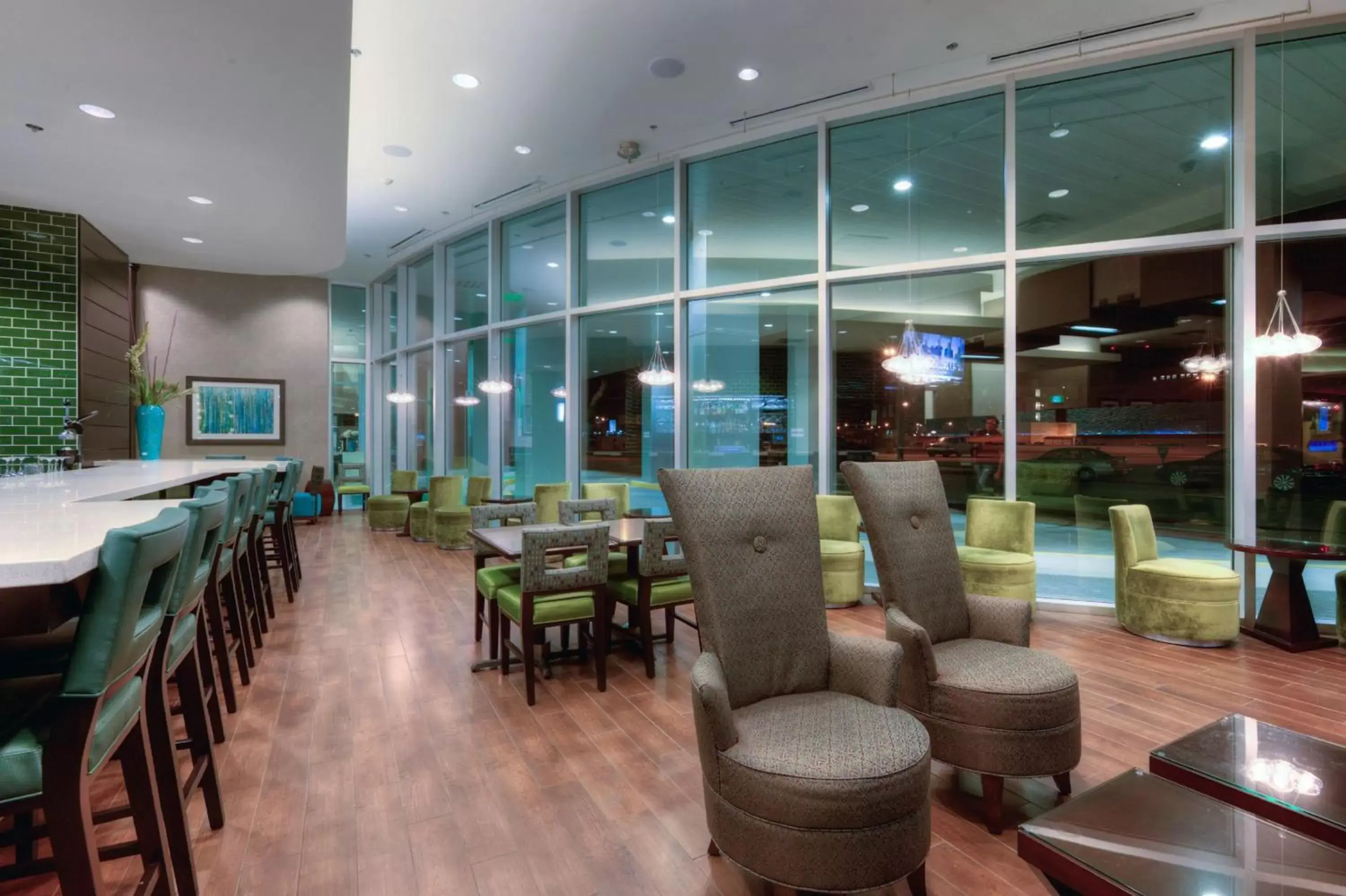 Lounge or bar, Restaurant/Places to Eat in Holiday Inn Saskatoon Downtown, an IHG Hotel