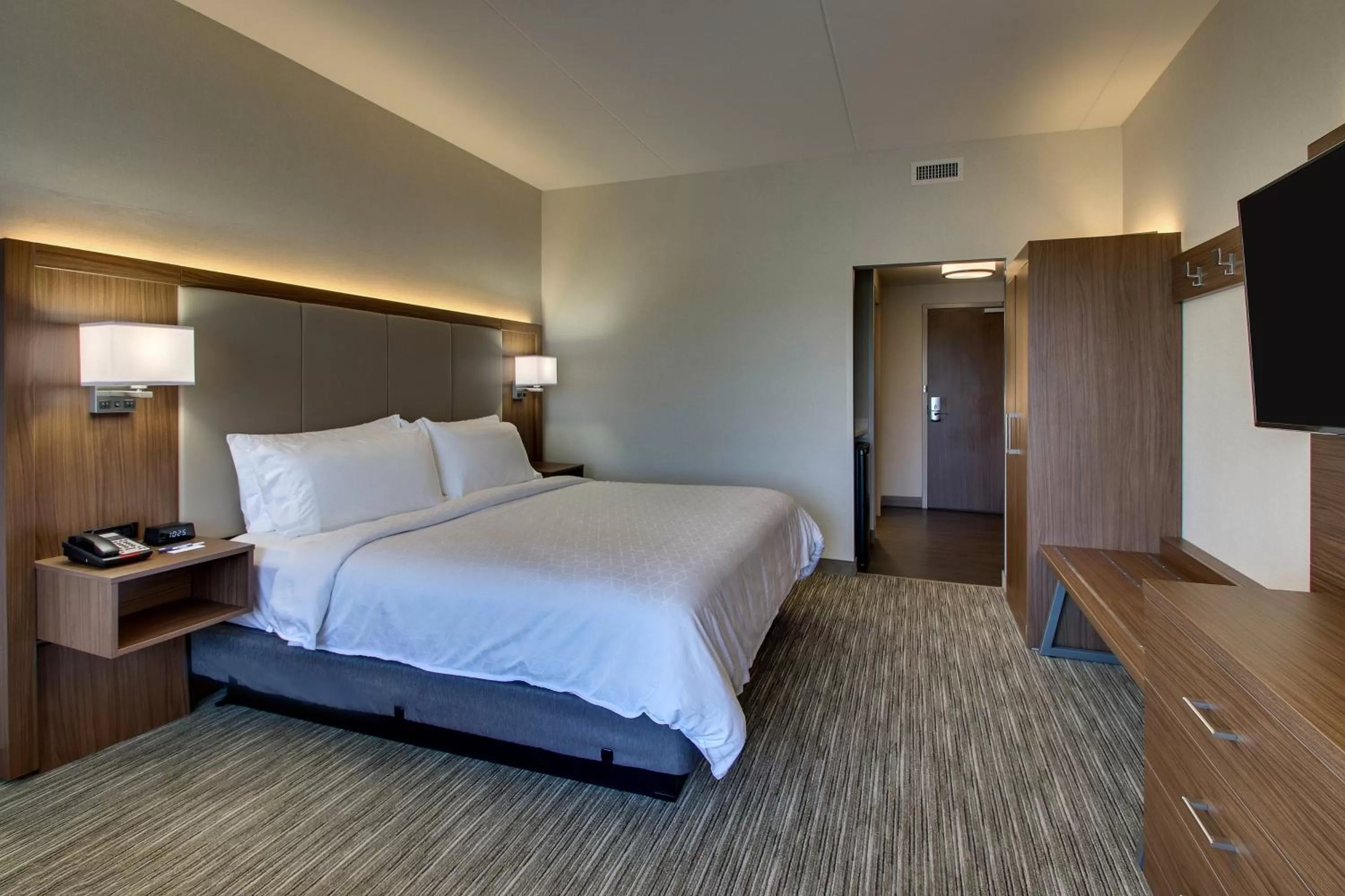 Photo of the whole room, Bed in Holiday Inn Express & Suites Findlay North by IHG