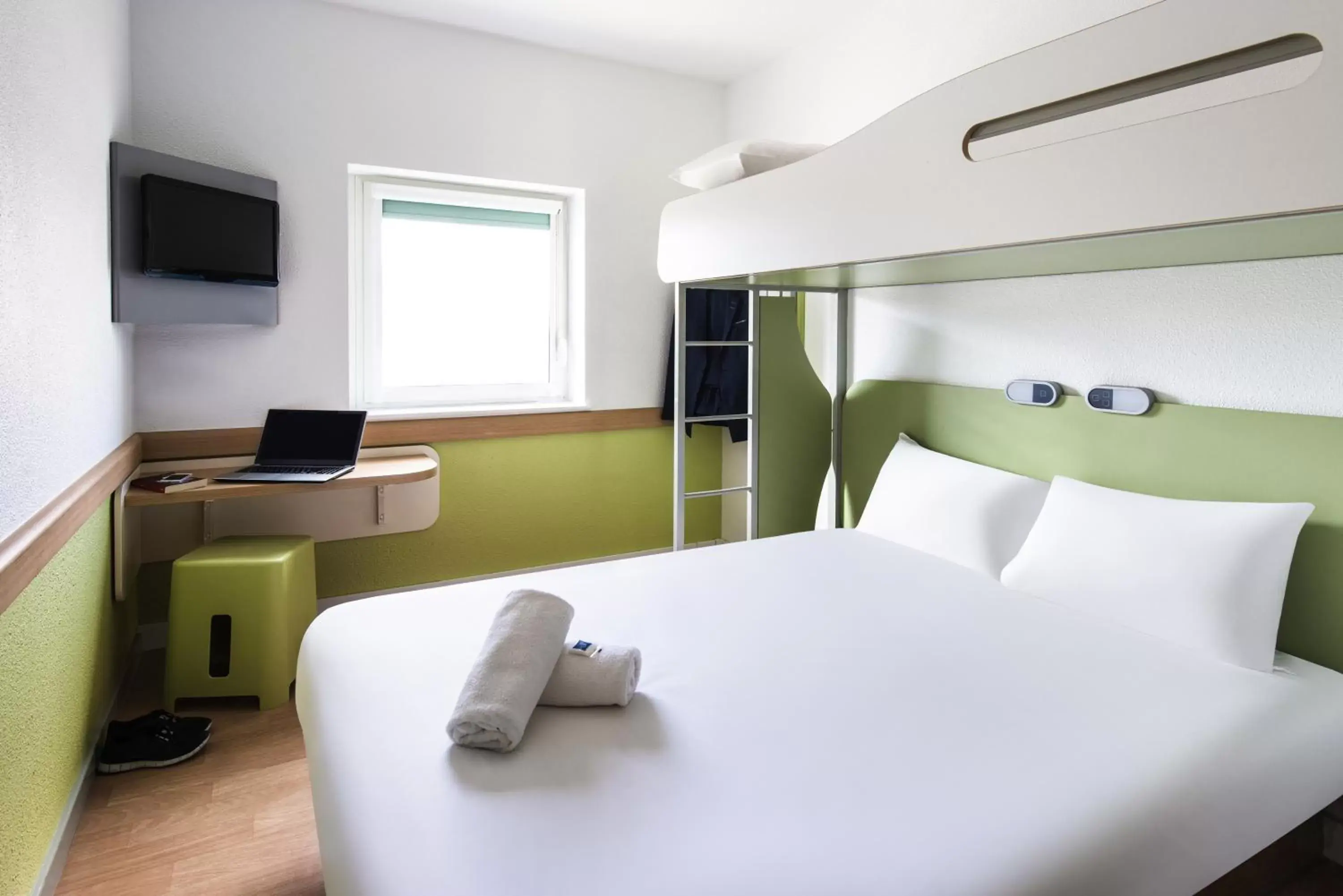 Bedroom in ibis budget Manchester Salford Quays