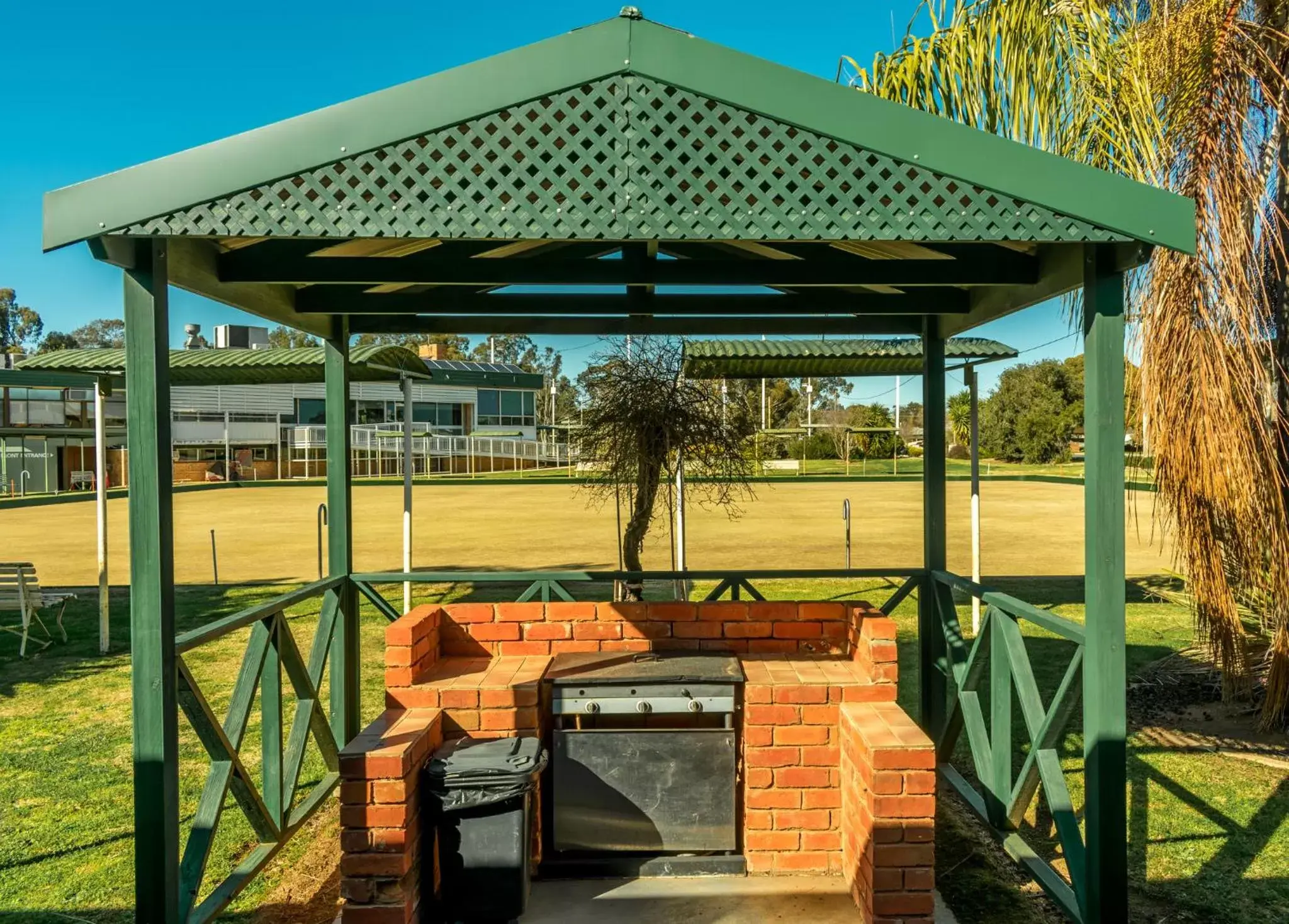 BBQ facilities in Deniliquin Country Club Motor Inn