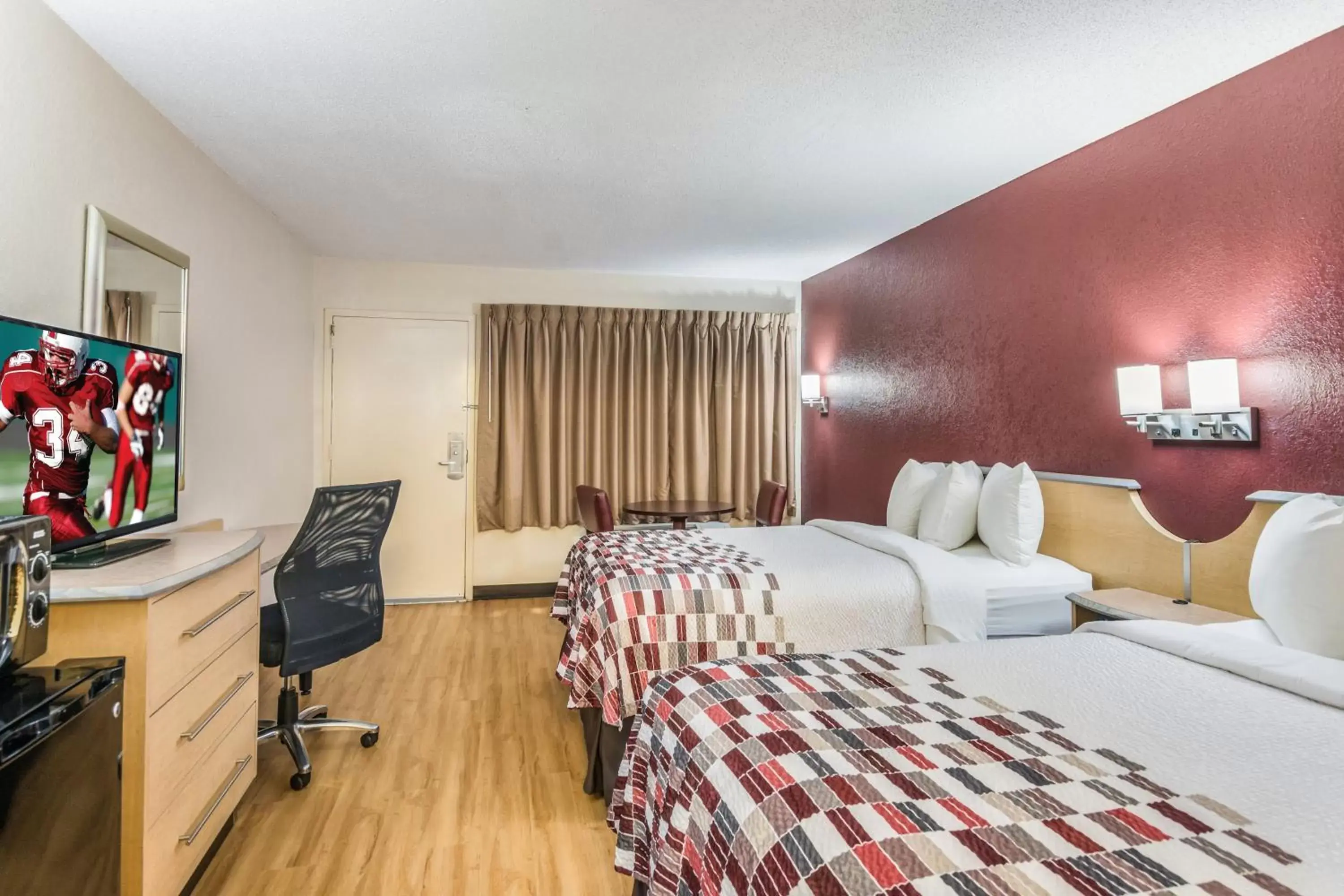 Photo of the whole room, Bed in Red Roof Inn Williamsburg Photo of the whole room, Bed in Red Roof Inn Williamsburg