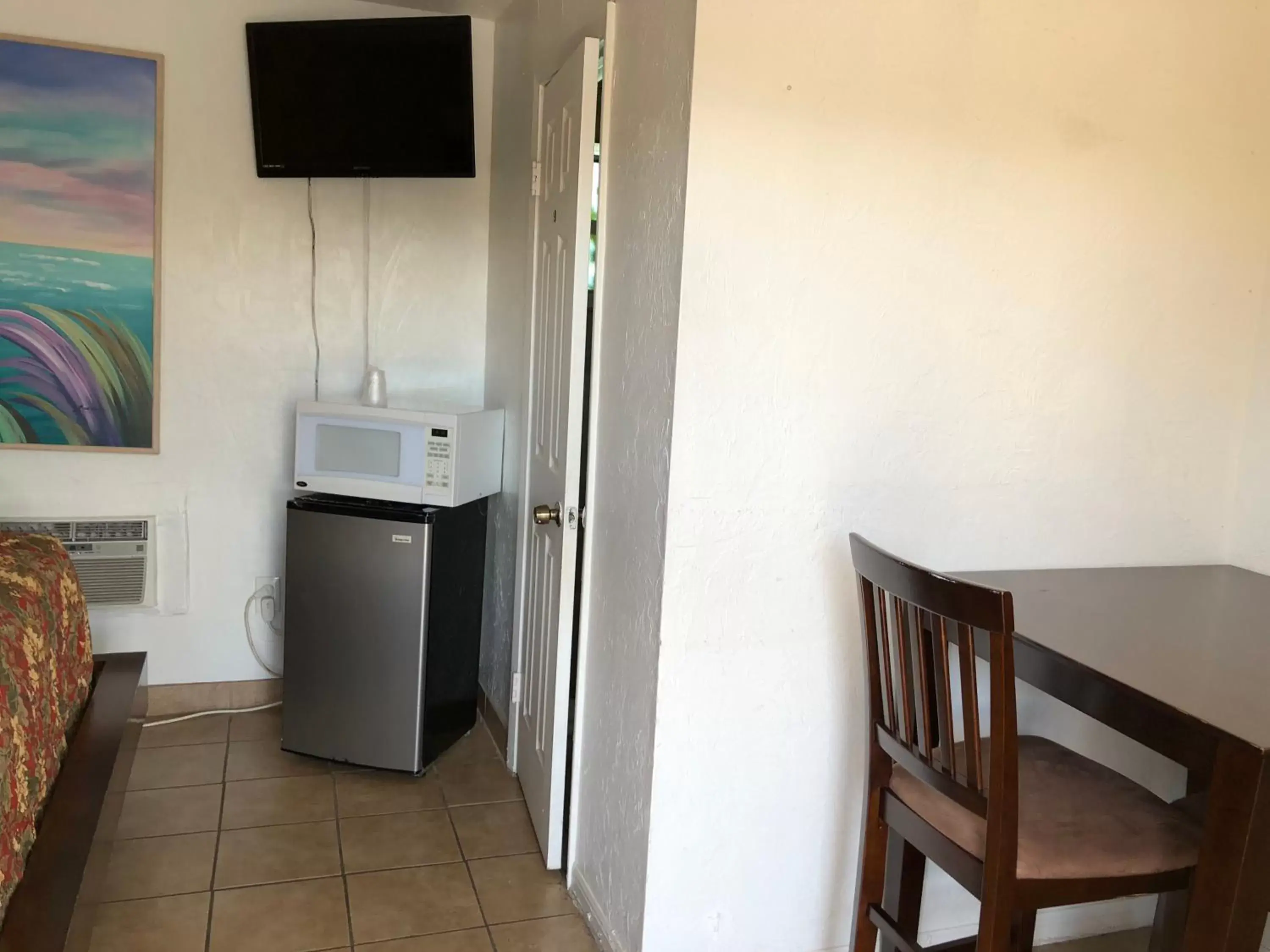 TV/Entertainment Center in Glades Motel - Naples