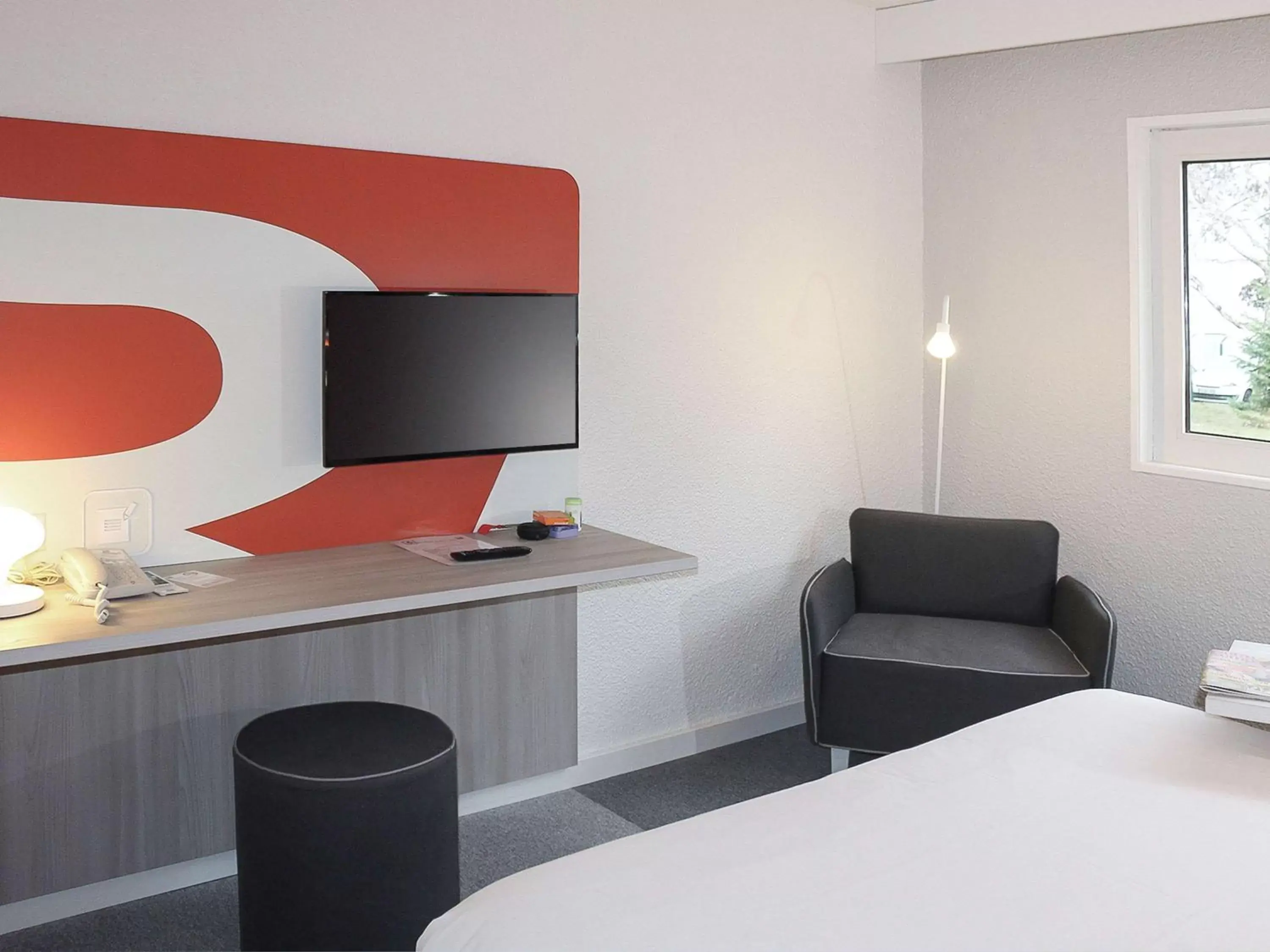 Photo of the whole room, TV/Entertainment Center in ibis Styles Beauvais