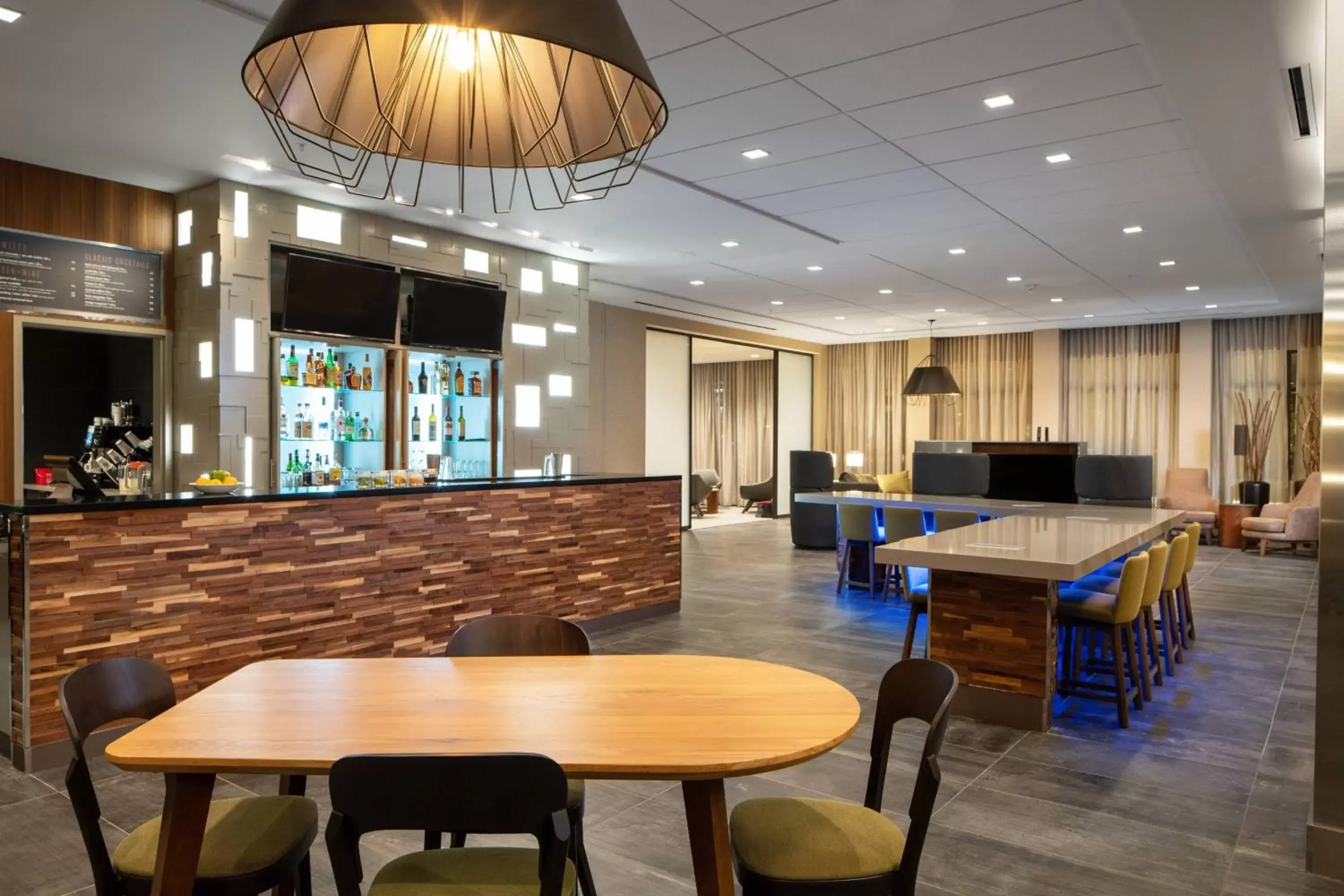 Restaurant/places to eat in Courtyard by Marriott Lafayette South