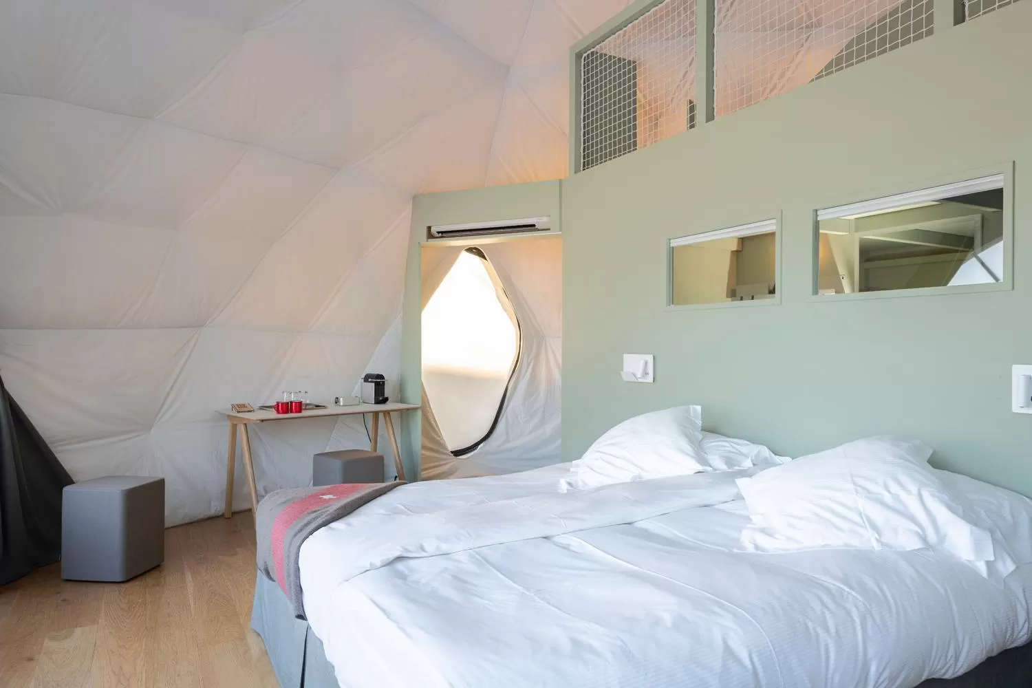 Bedroom, Bed in Whitepod Original