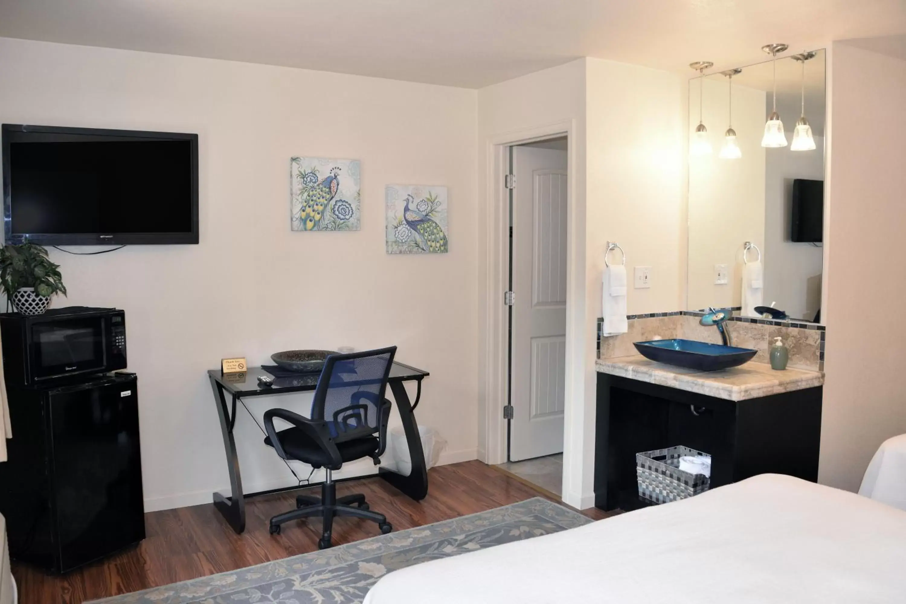 Seating area, TV/Entertainment Center in The Crest Motel