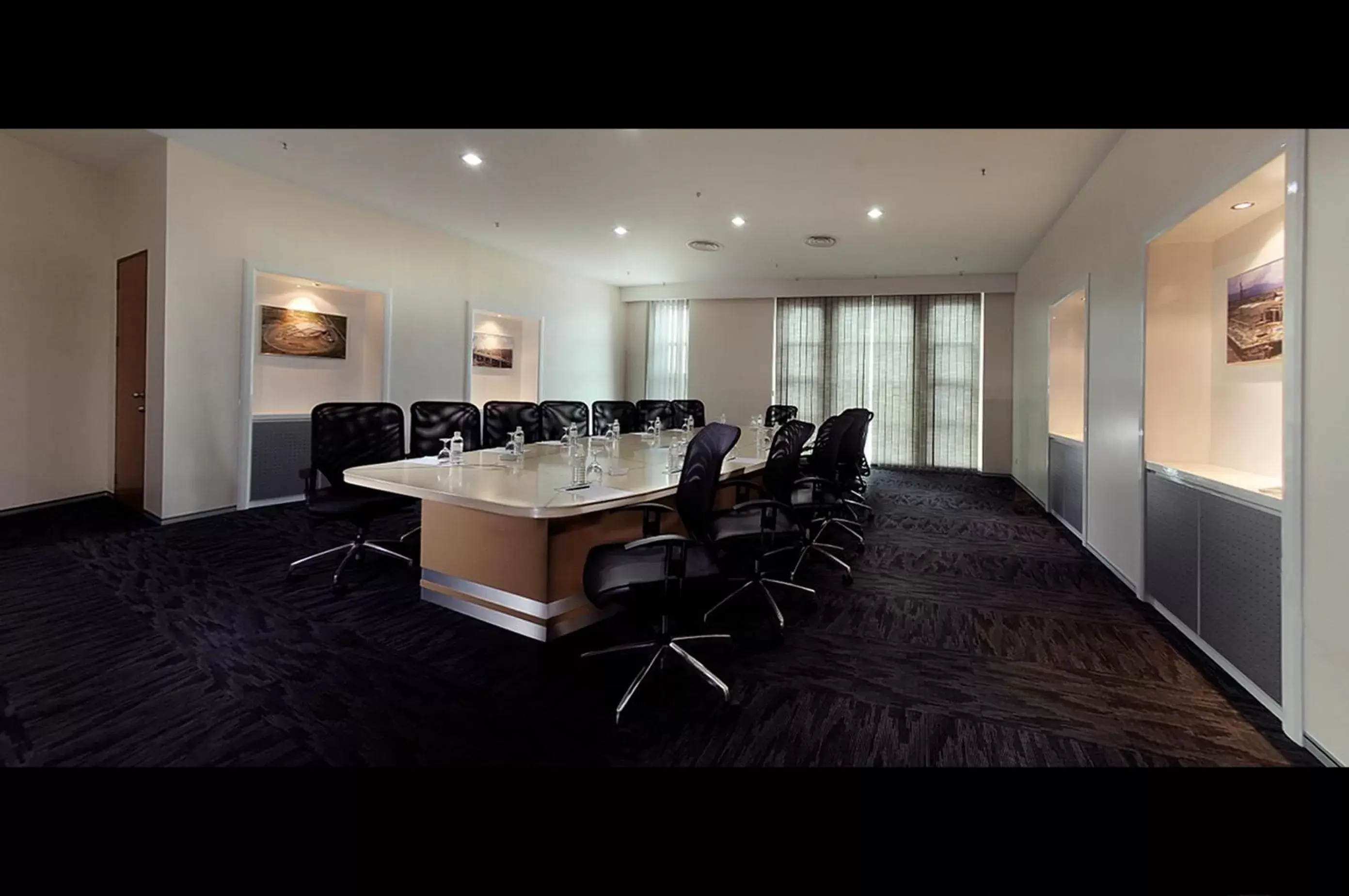 Business facilities in Abell Hotel