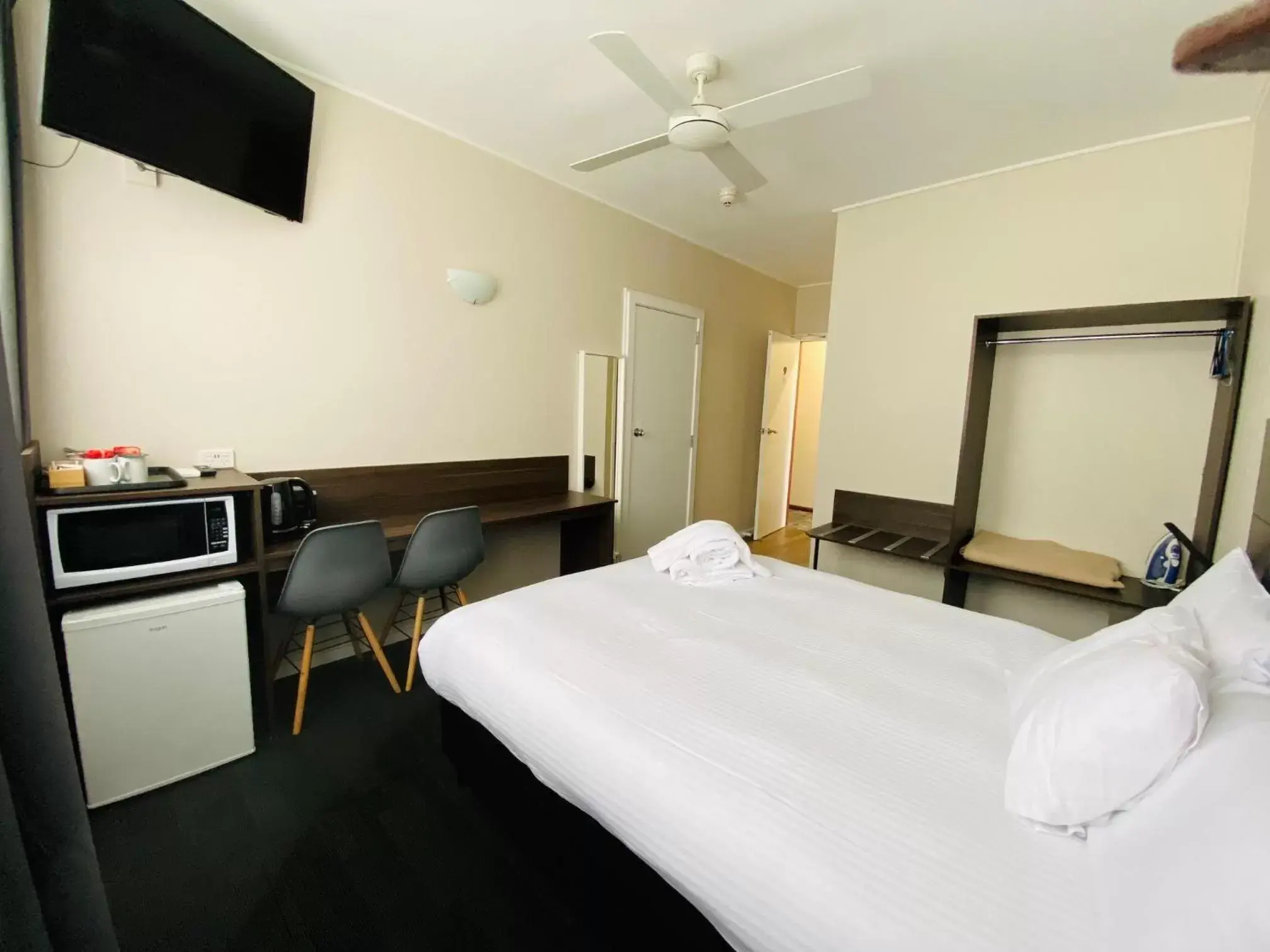 Photo of the whole room, Bed in Nowra Motor Inn