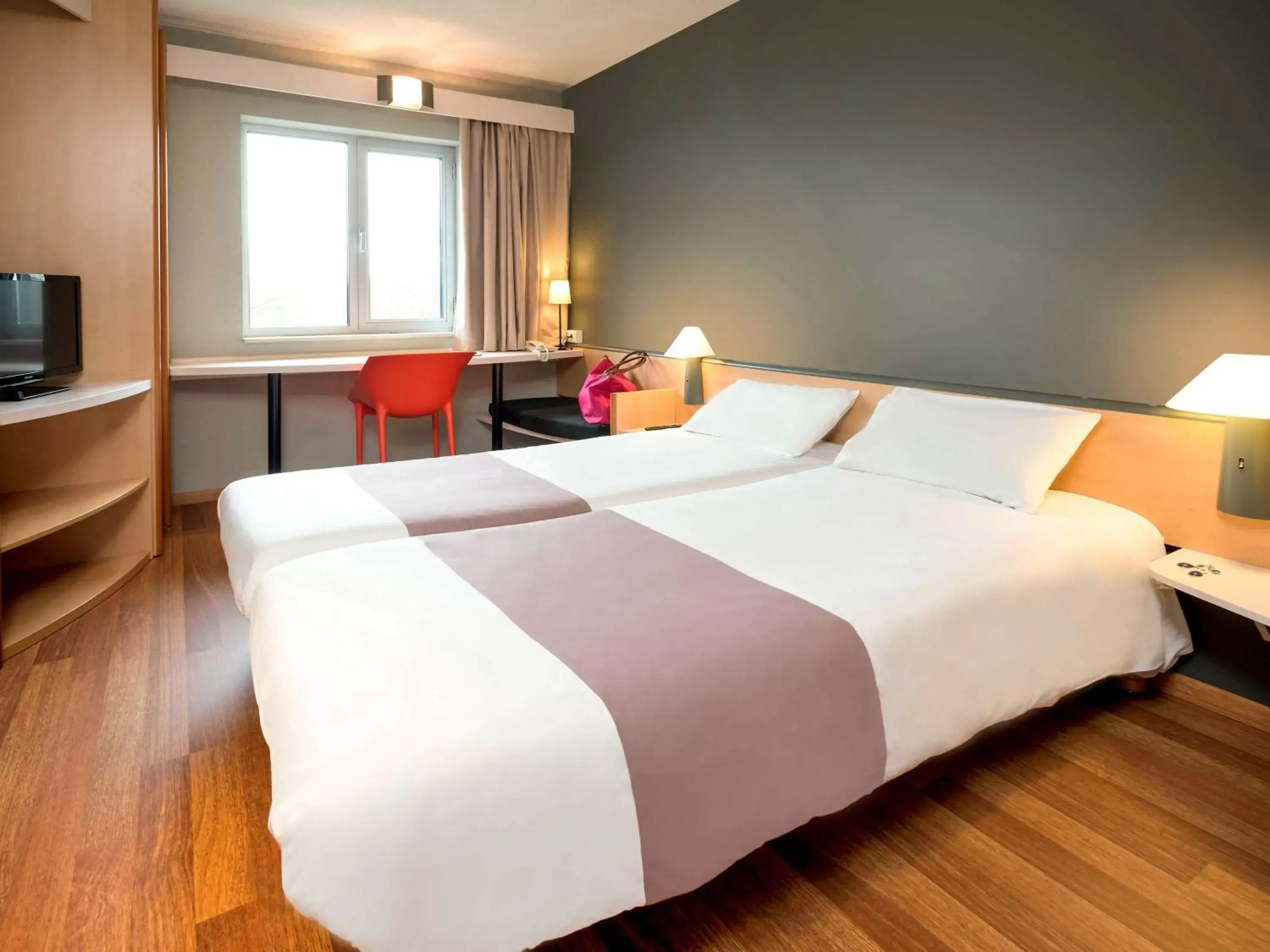 Photo of the whole room, Bed in ibis Charleroi Centre Gare