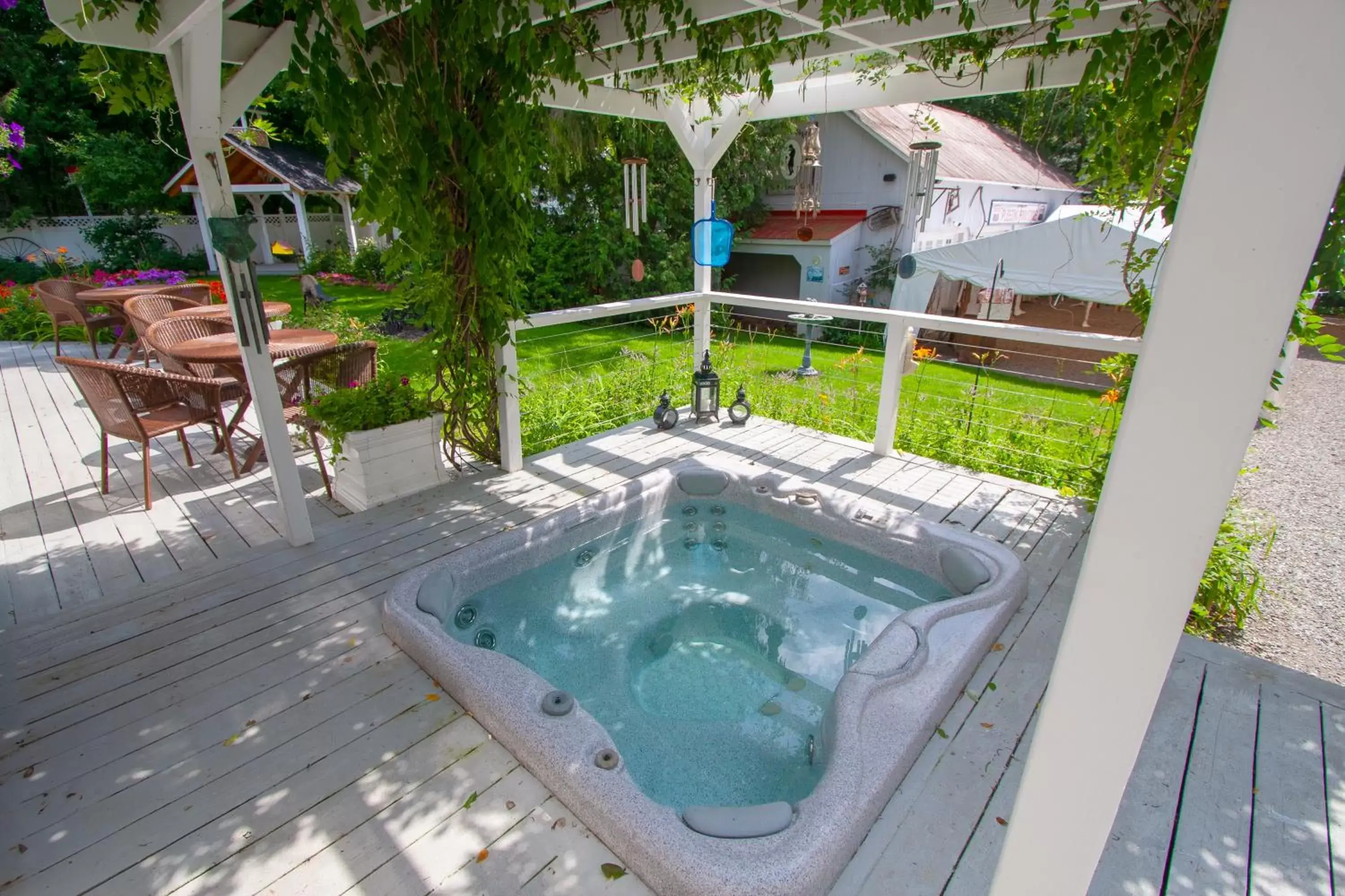 Hot Tub, Swimming Pool in Phineas Swann Inn & Spa