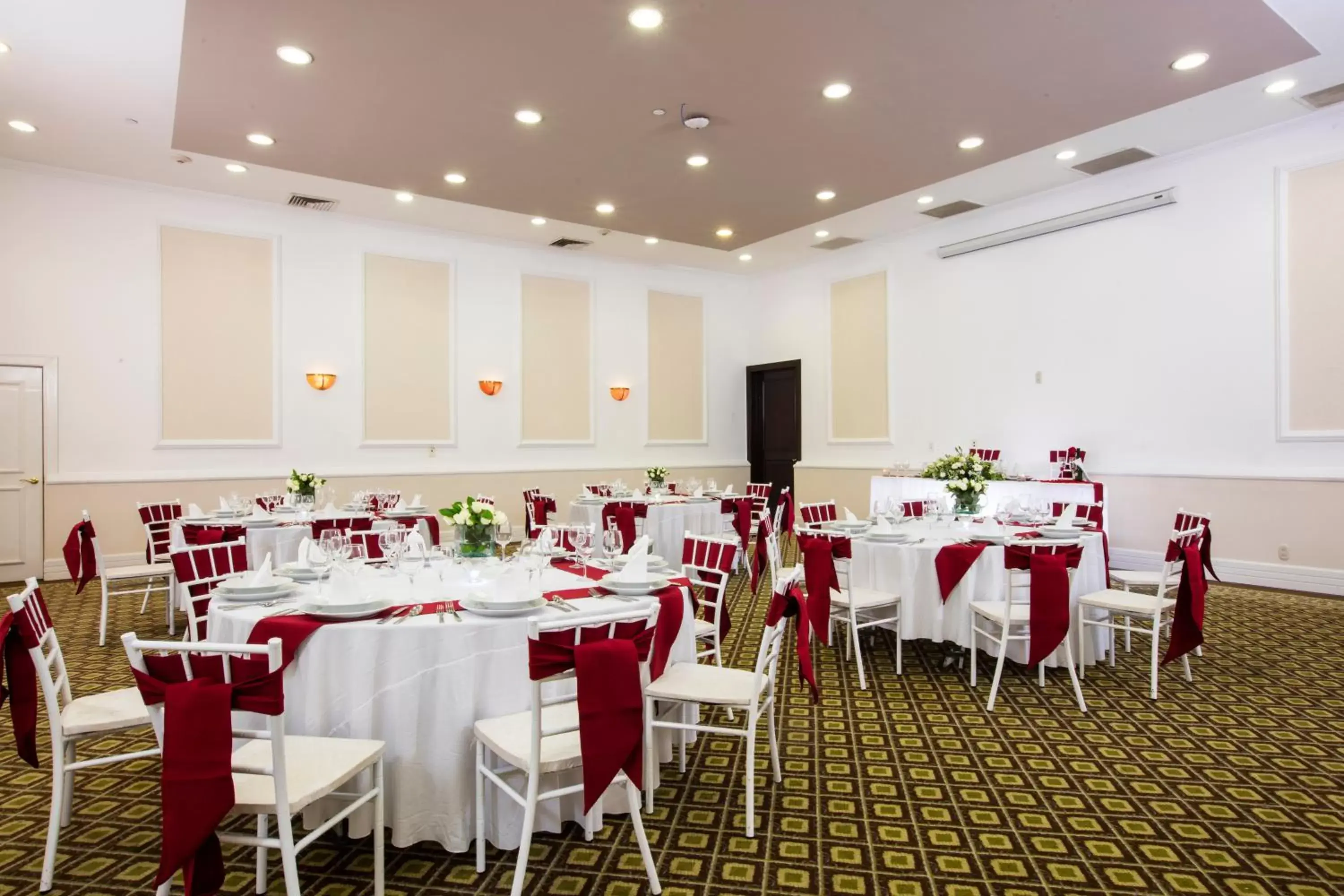Meeting/conference room, Restaurant/Places to Eat in Krystal Satelite Maria Barbara