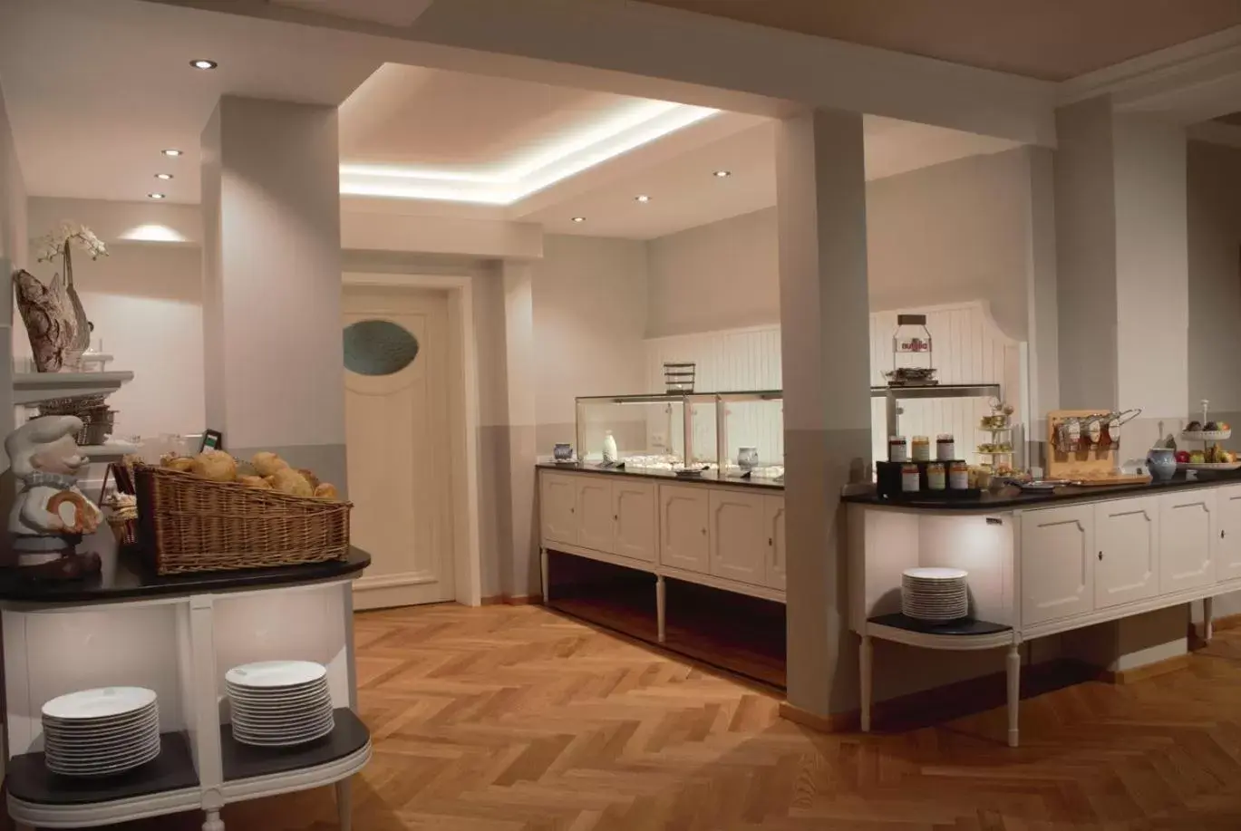 Restaurant/places to eat, Kitchen/Kitchenette in Historik Hotel Goldener Hirsch Rothenburg