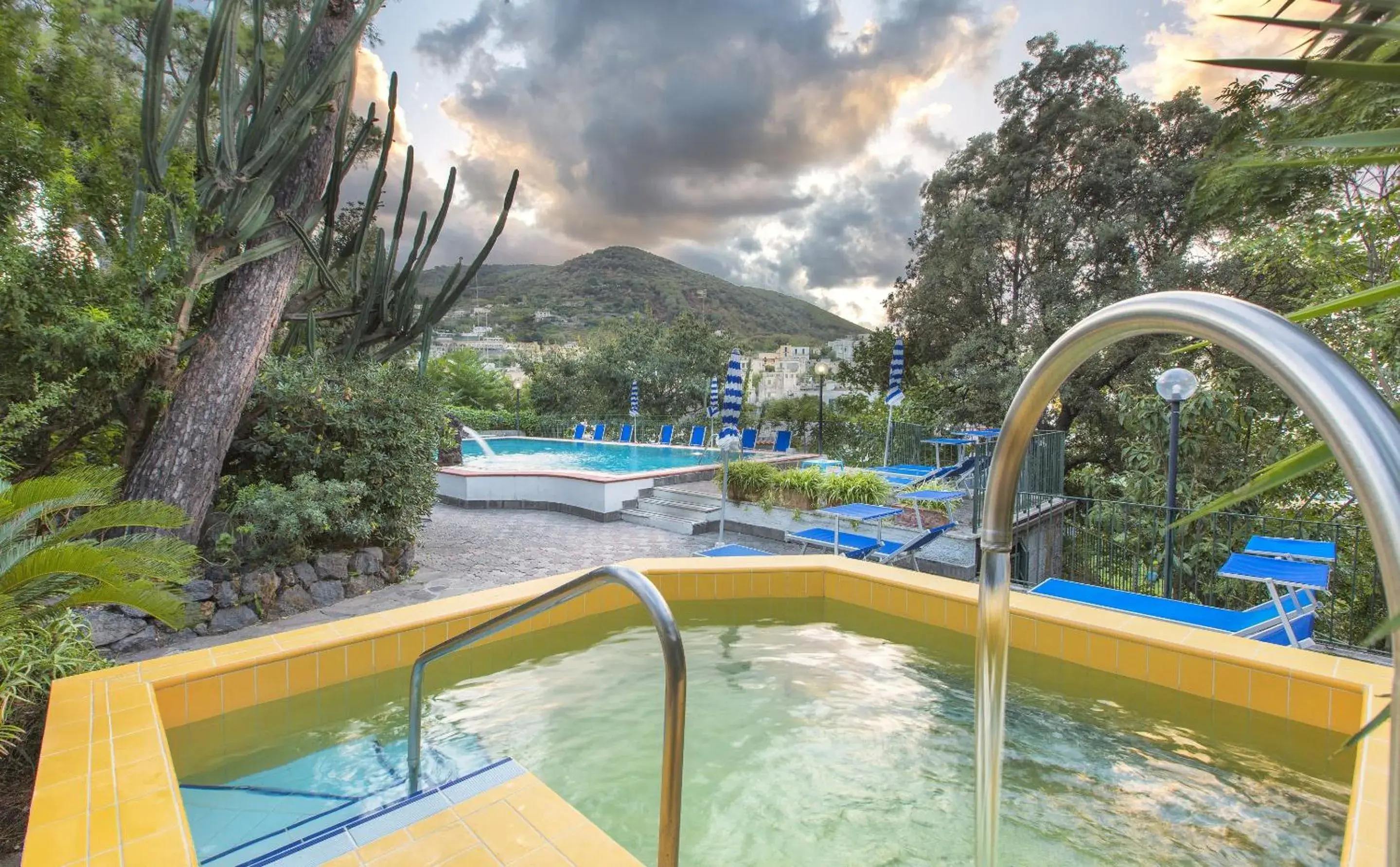 Hot Spring Bath, Swimming Pool in Hotel Vittoria