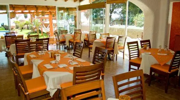Restaurant/Places to Eat in El Chante Spa Hotel