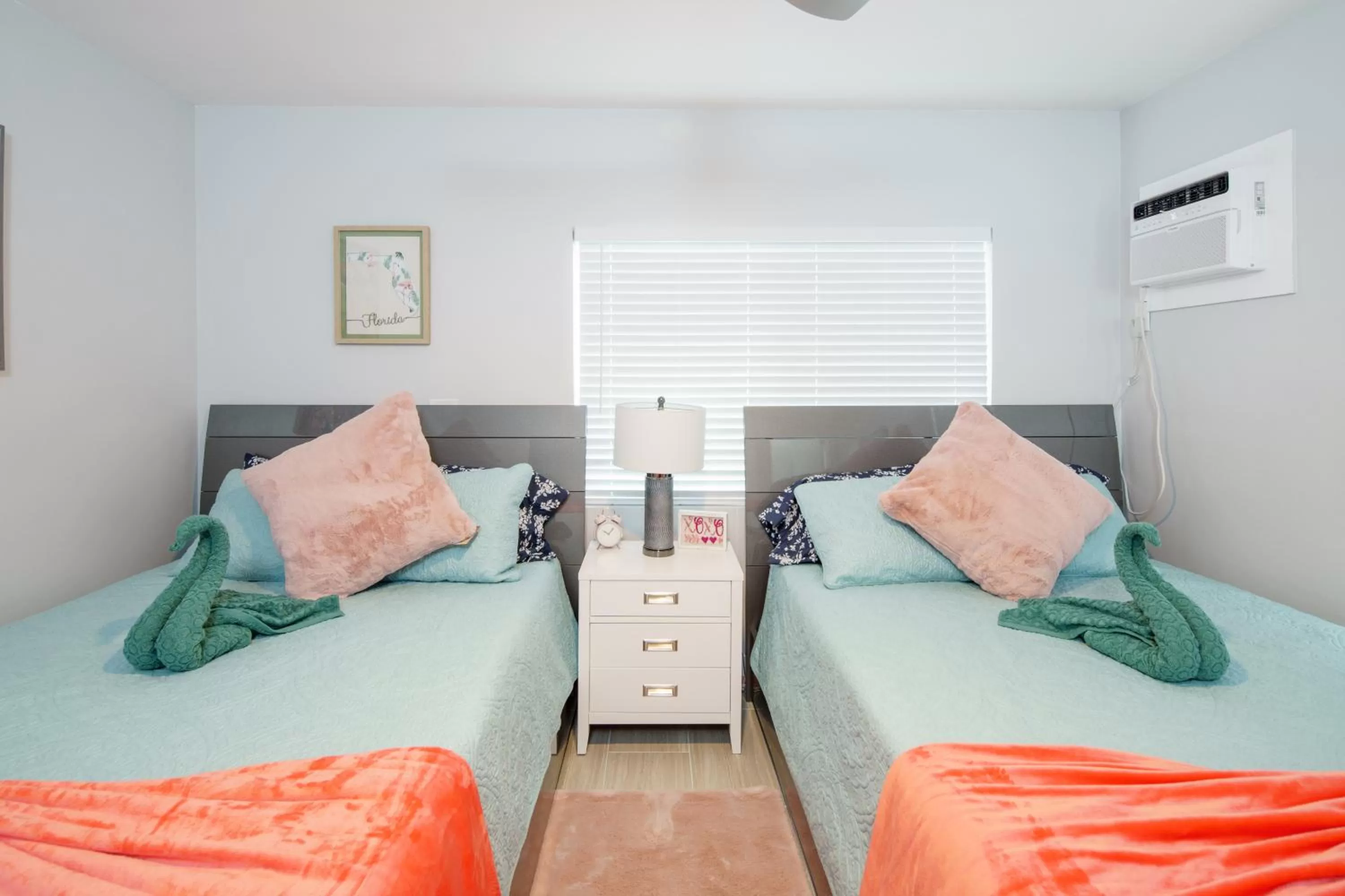 Bedroom, Bed in The Surf Hollywood Beach