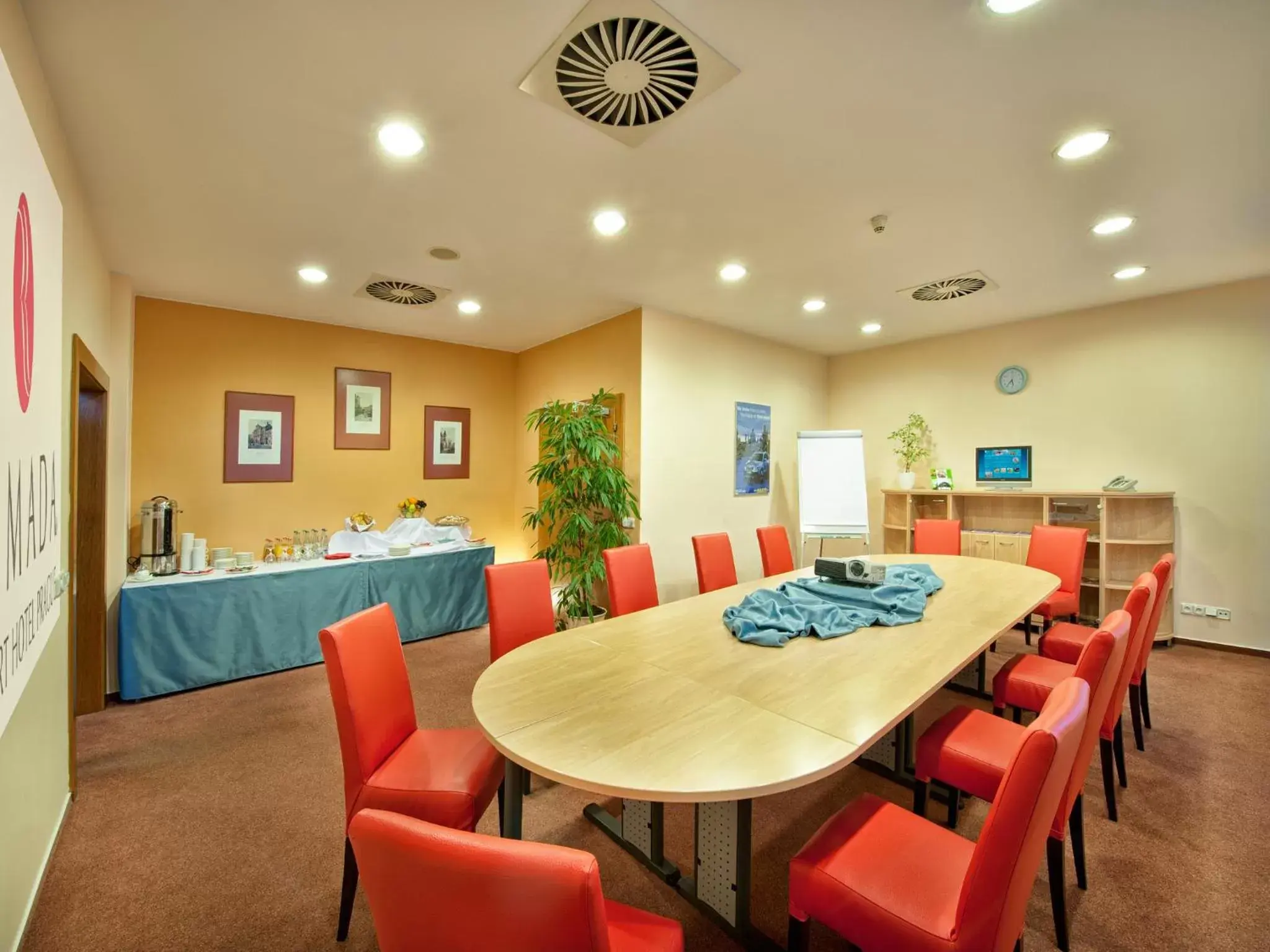 Business facilities in Ramada Airport Hotel Prague