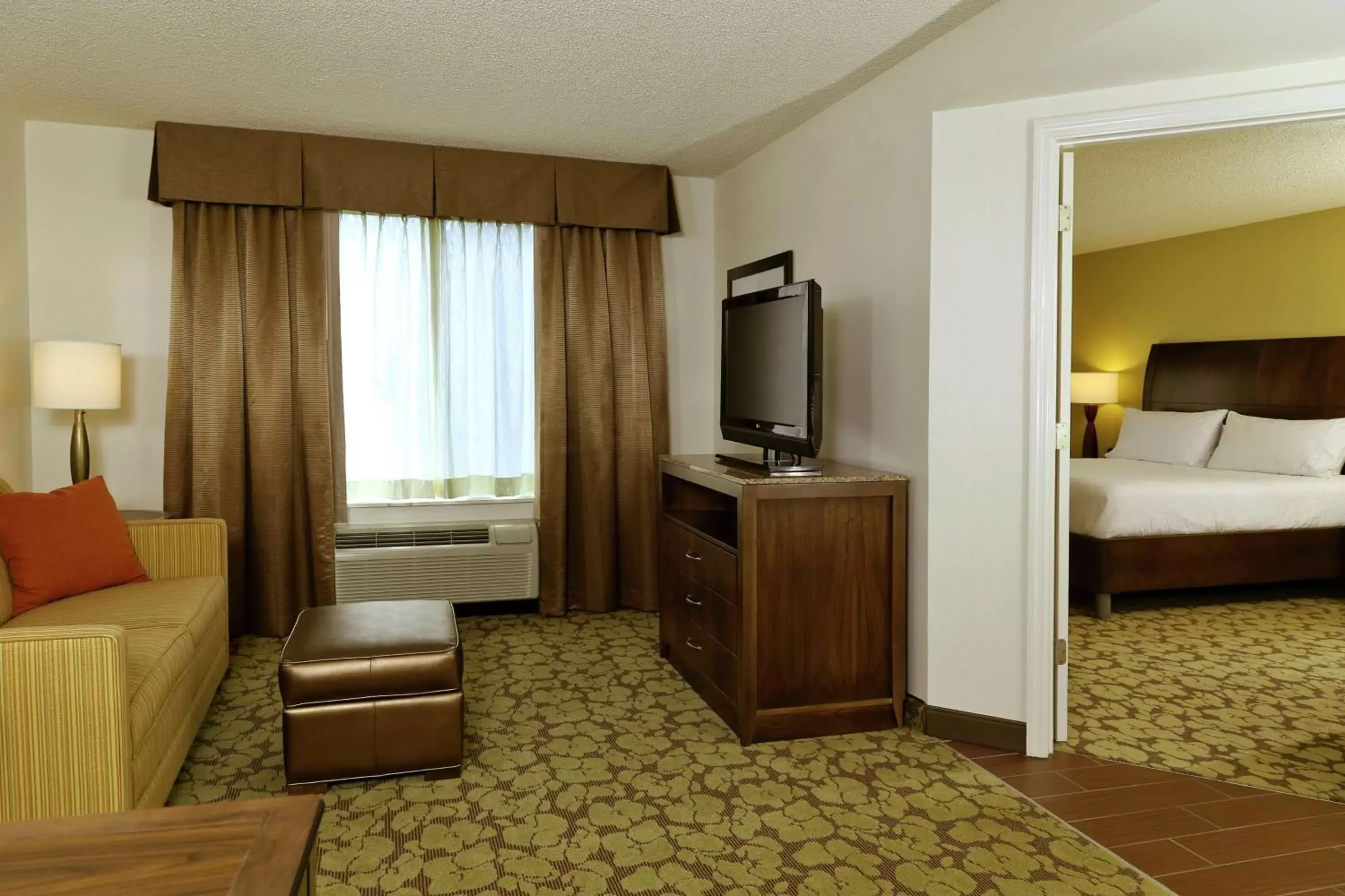 Bedroom, TV/Entertainment Center in Hilton Garden Inn Tampa East Brandon