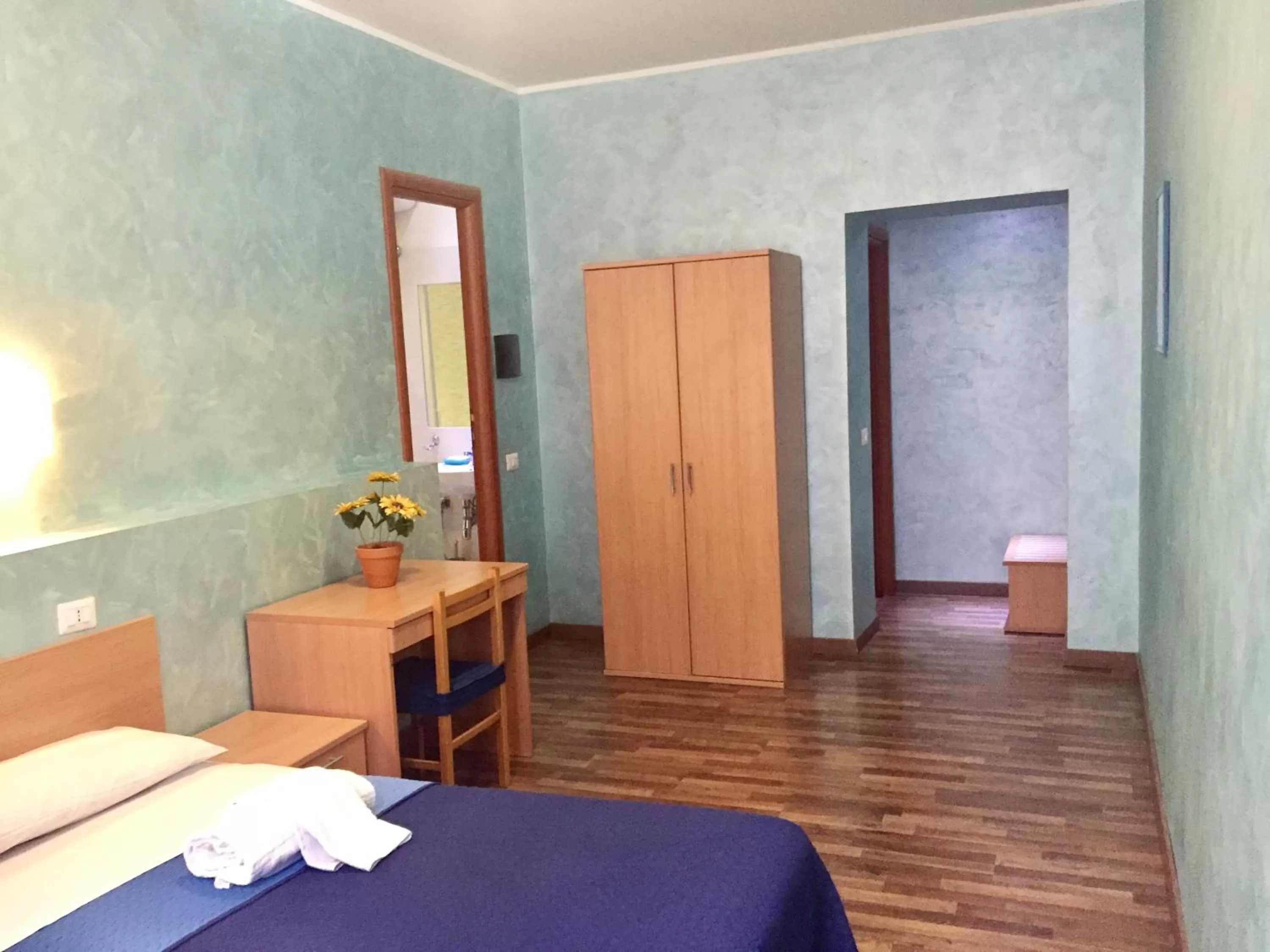 Bedroom, TV/Entertainment Center in Hotel Tokyo