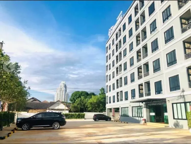 Inner courtyard view in Horsehill Hotel Sriracha Inner courtyard view in Horsehill Hotel Sriracha