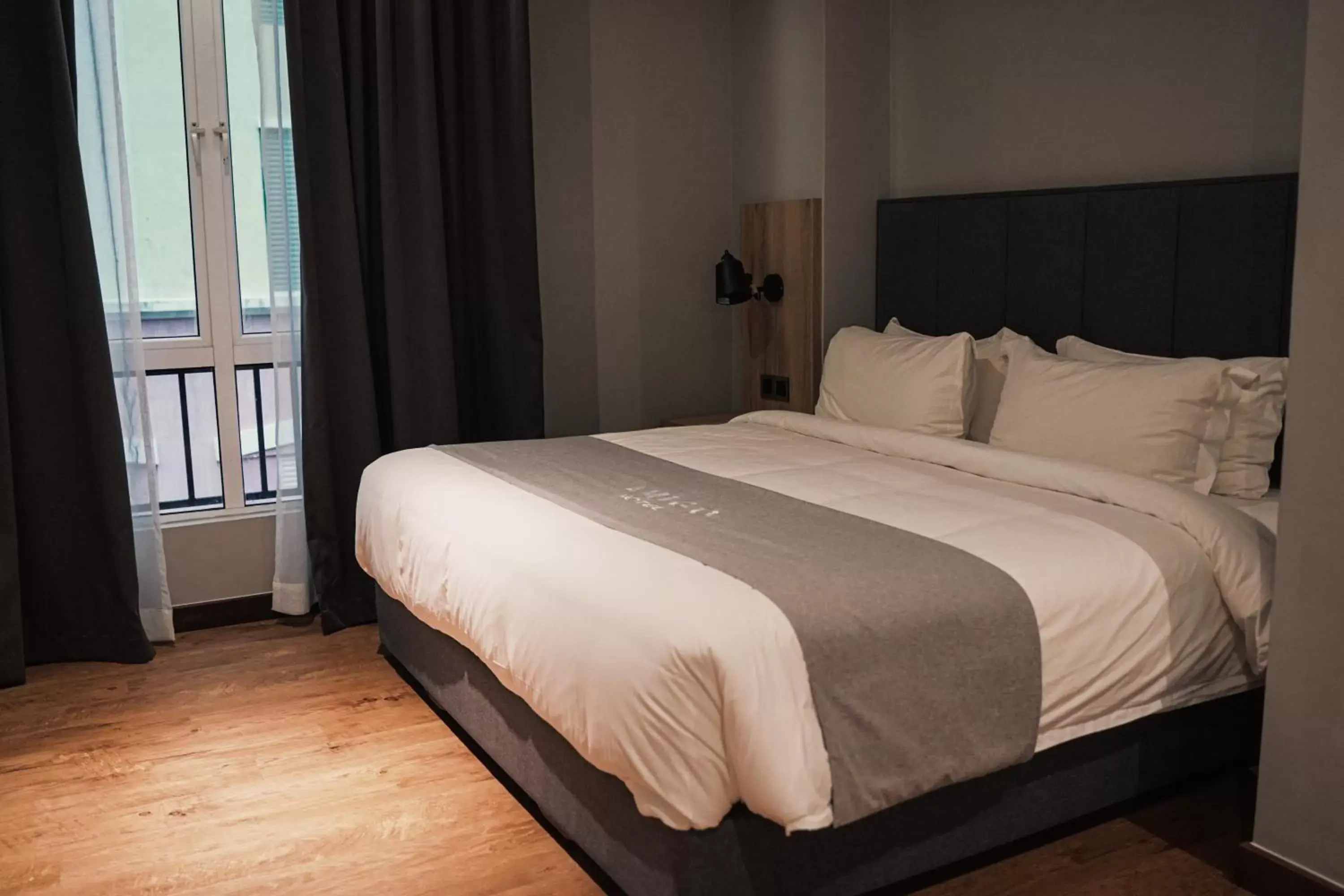 Bedroom, Bed in Amigo Hotel