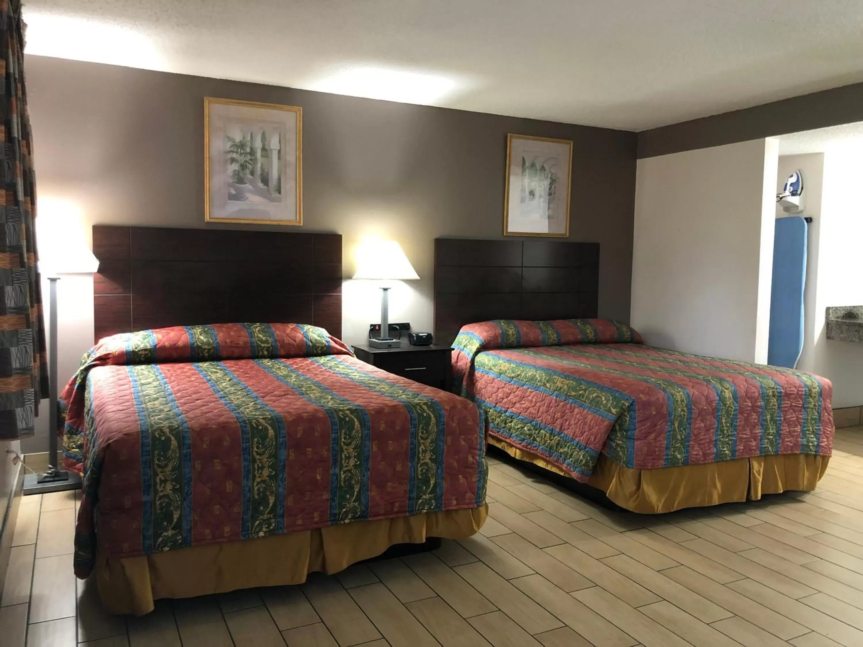 Photo of the whole room, Bed in Sun Coast Inn