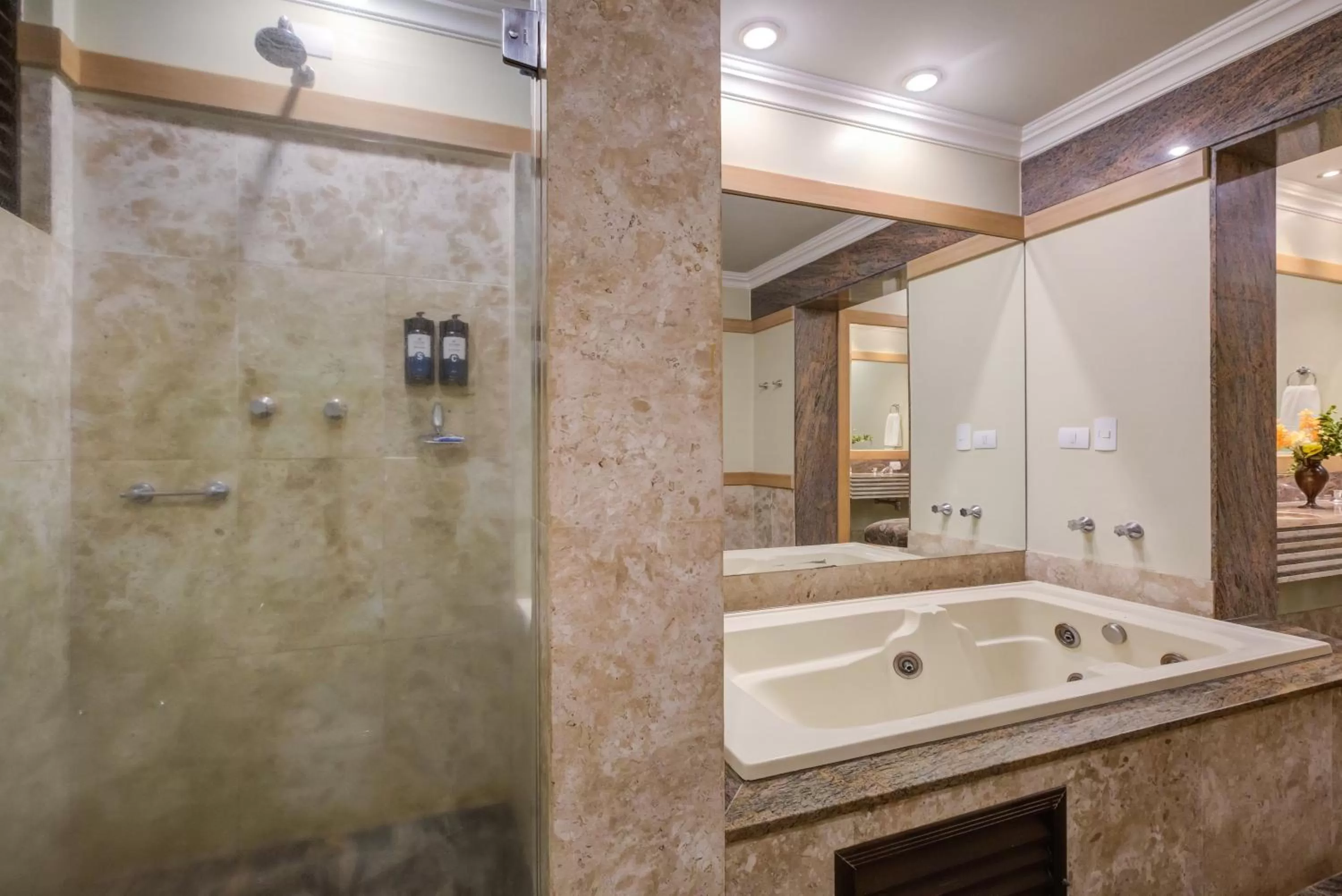 Shower in Slaviero Londrina Flat