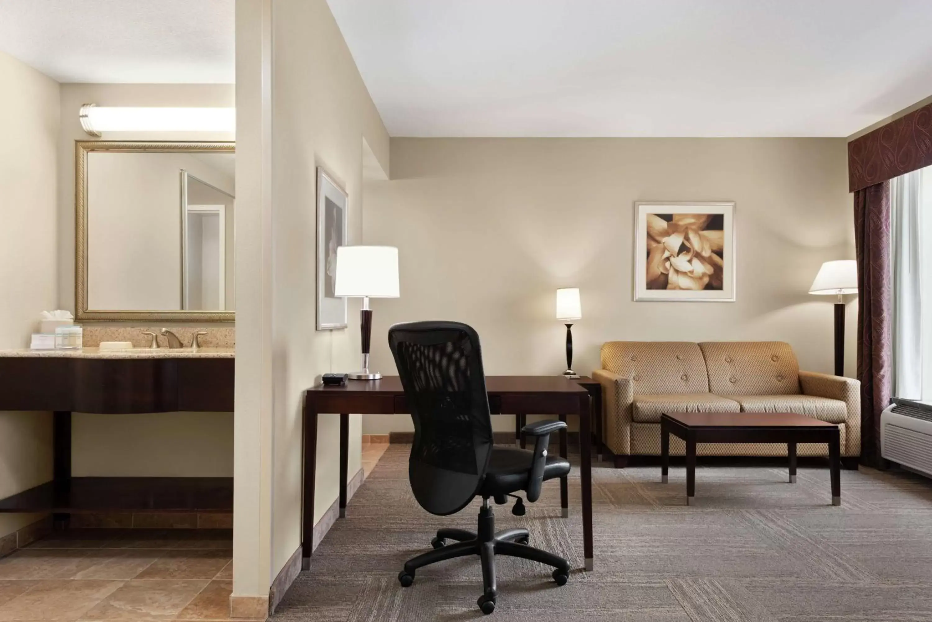 Bedroom, Seating Area in Hampton Inn & Suites Brunswick