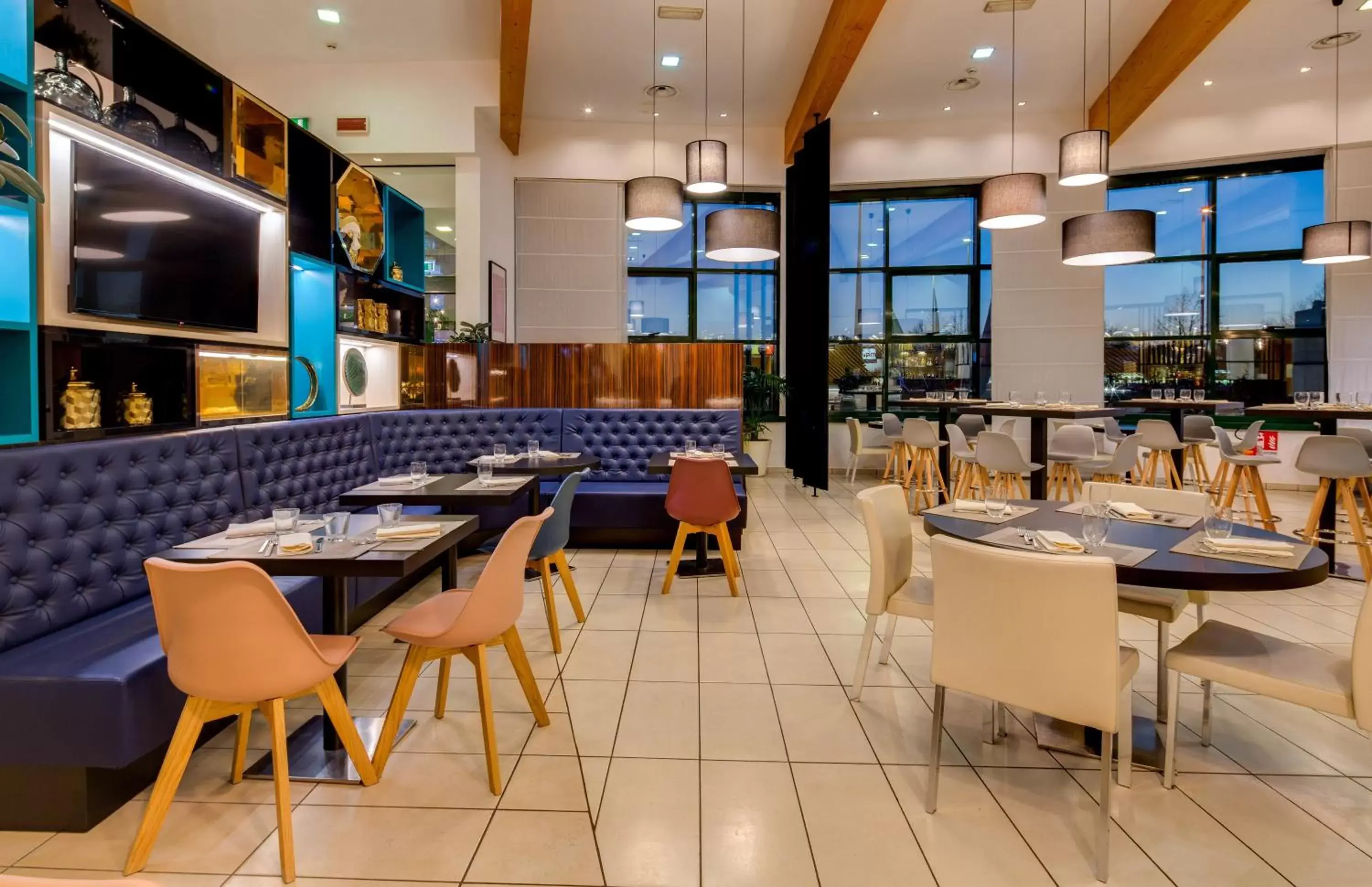 Lounge or bar, Restaurant/Places to Eat in Holiday Inn Bologna - Fiera, an IHG Hotel