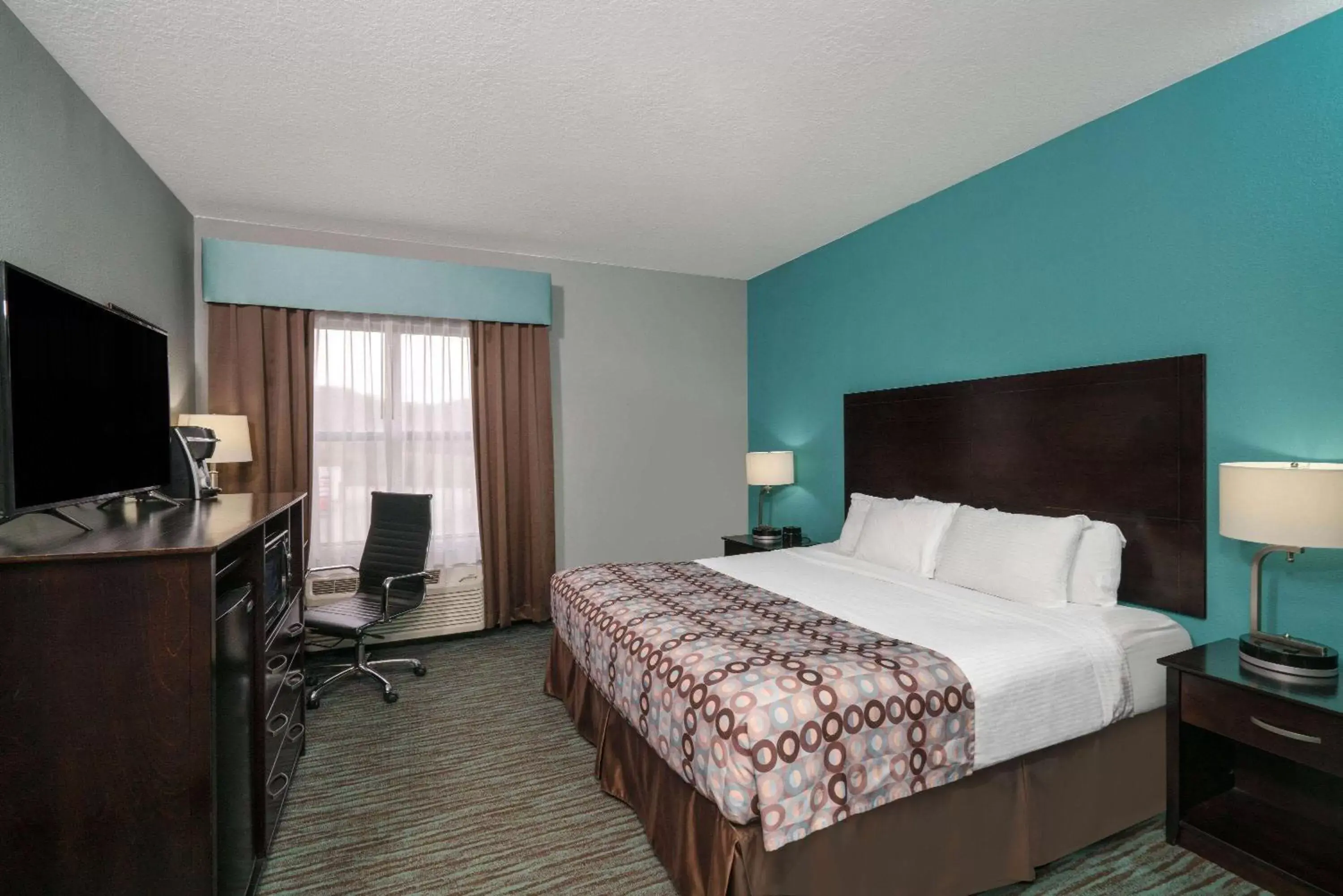 Photo of the whole room, Bed in La Quinta by Wyndham Knoxville East