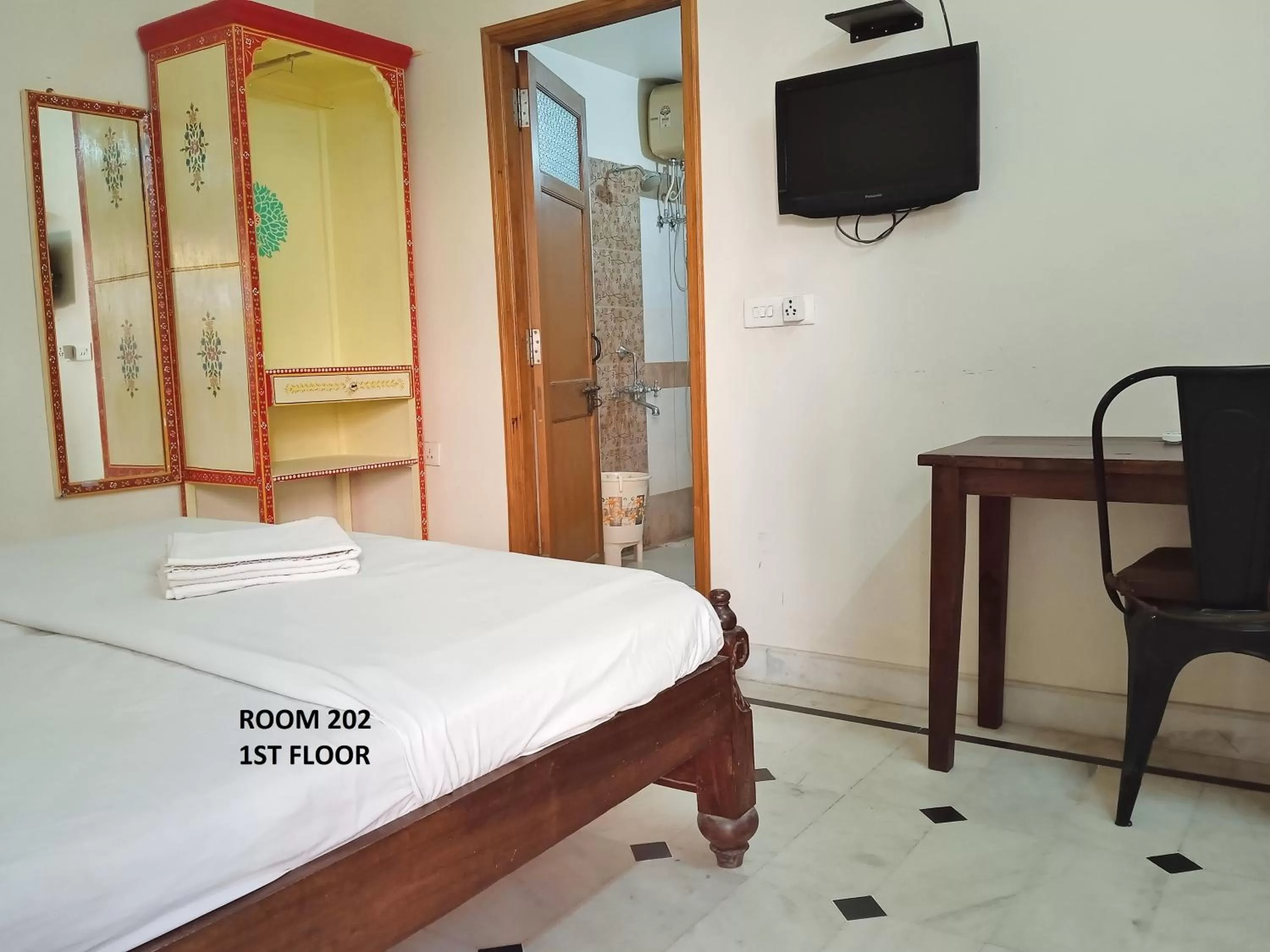 Photo of the whole room, Bed in Rigmor haveli