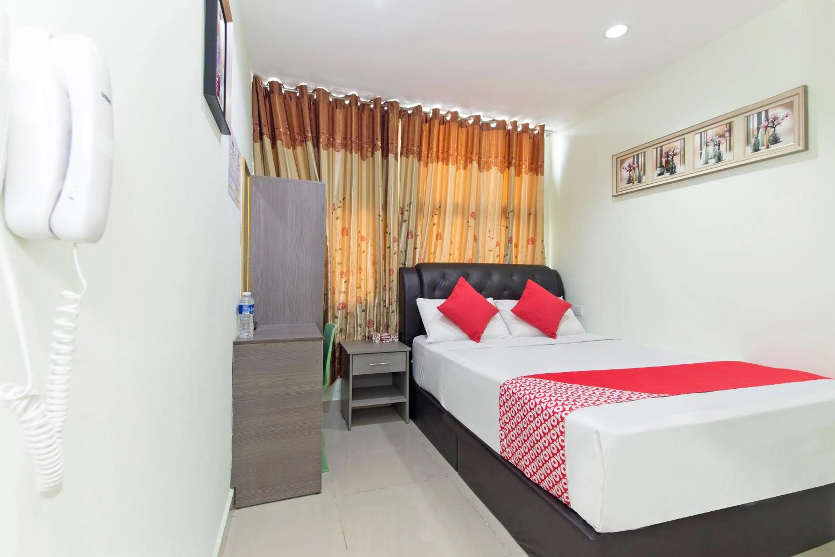 Bedroom, Bed in OYO 444 KL Empire Hotel