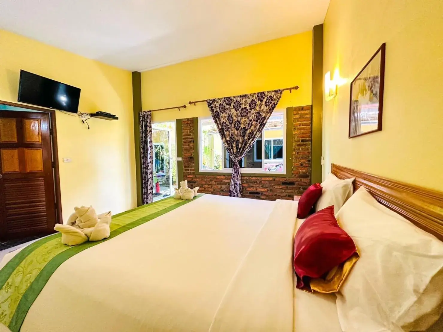 Bed in Lanta Baan Nok Resort (SHA Extra Plus)