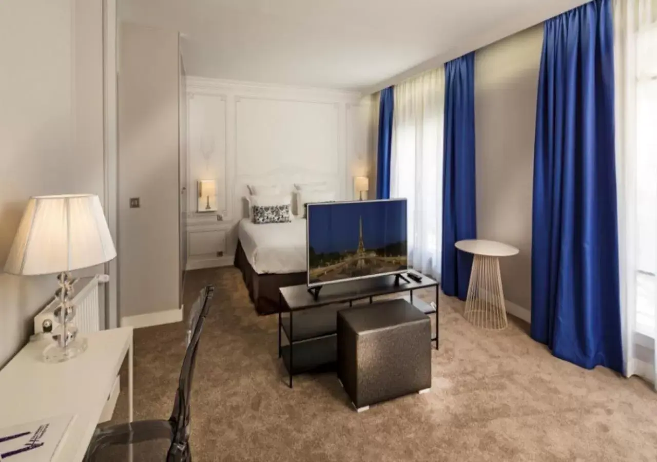 Bedroom, TV/Entertainment Center in Hôtel Paris Vaugirard