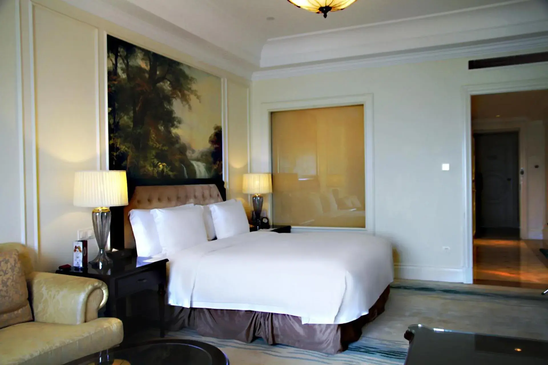Bedroom, Bed in Crowne Plaza Ocean Spring Resort, an IHG Hotel