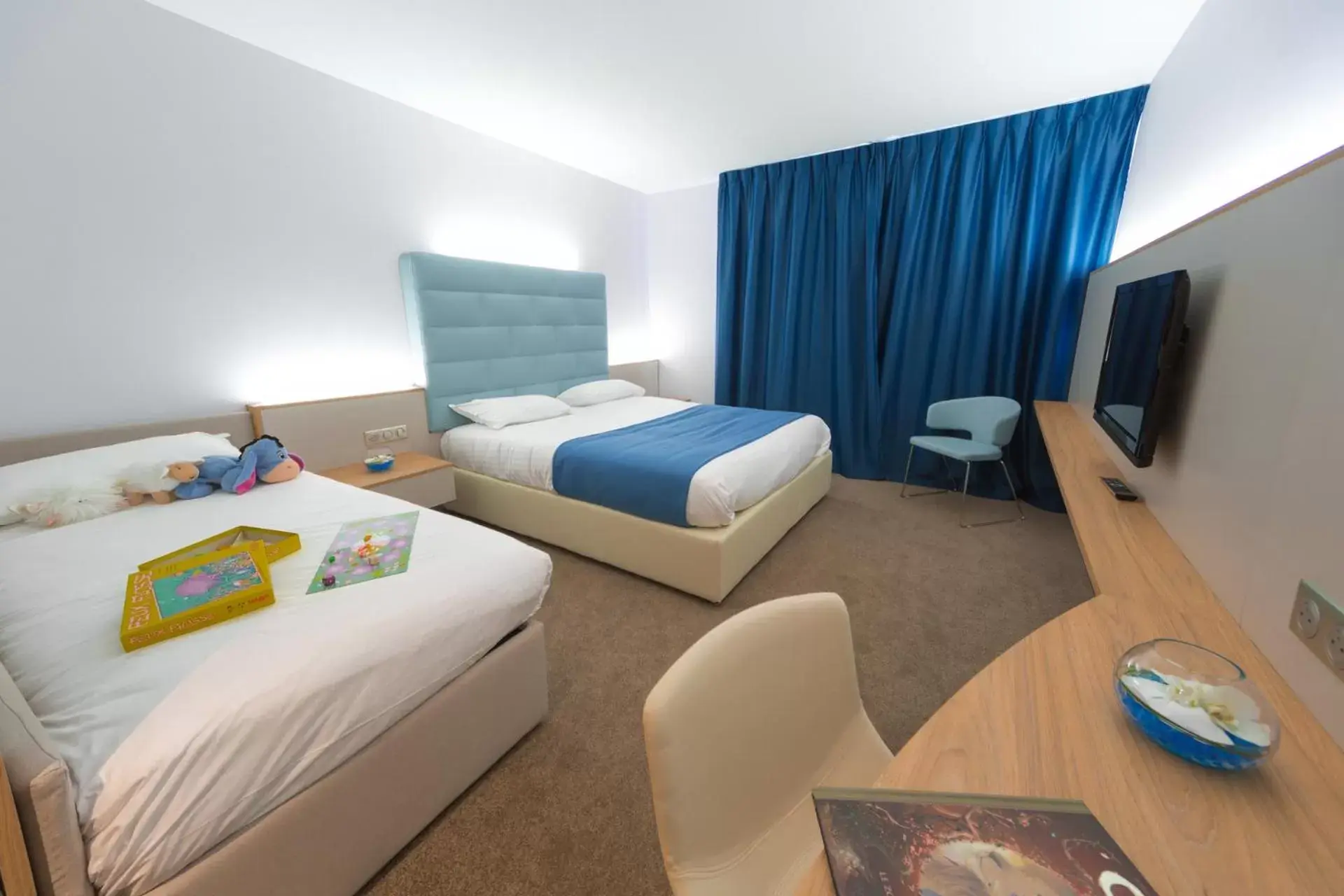 Bedroom, Bed in Hotel Plaza - site du Futuroscope