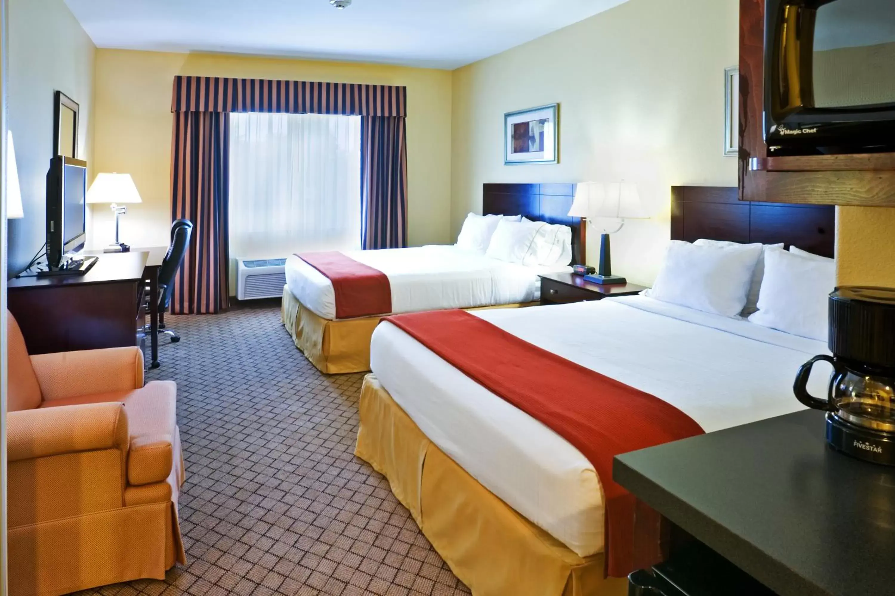 Bed in Holiday Inn Express Hotel & Suites New Boston, an IHG Hotel