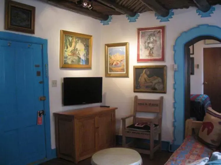 Seating area, TV/Entertainment Center in La Dona Luz Inn an Historic B&B