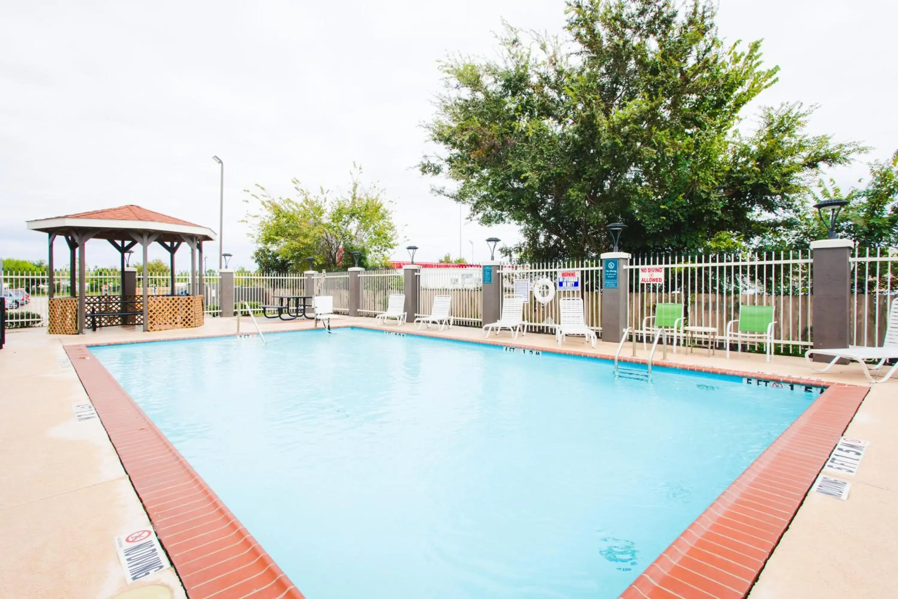 Swimming Pool in Palacio Royale Inn Signature Katy