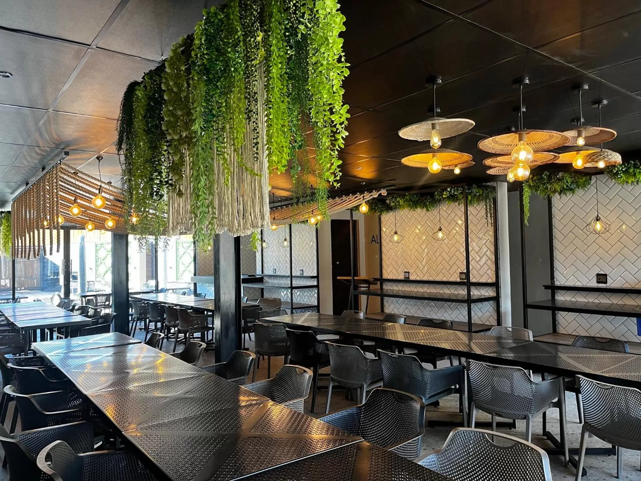 Restaurant/Places to Eat in Riverleaf Hotel