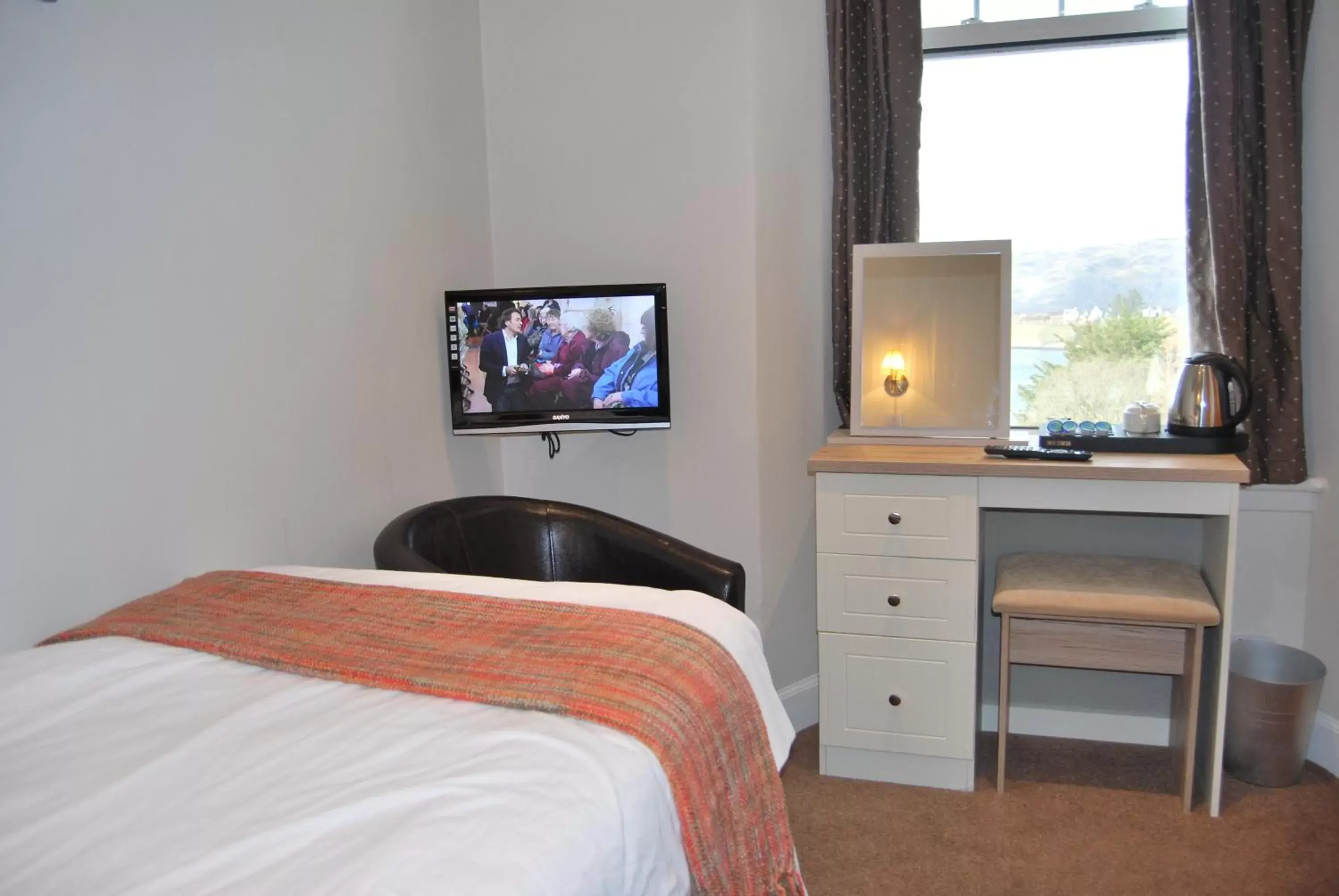 Bedroom, TV/Entertainment Center in Falls of Lora Hotel