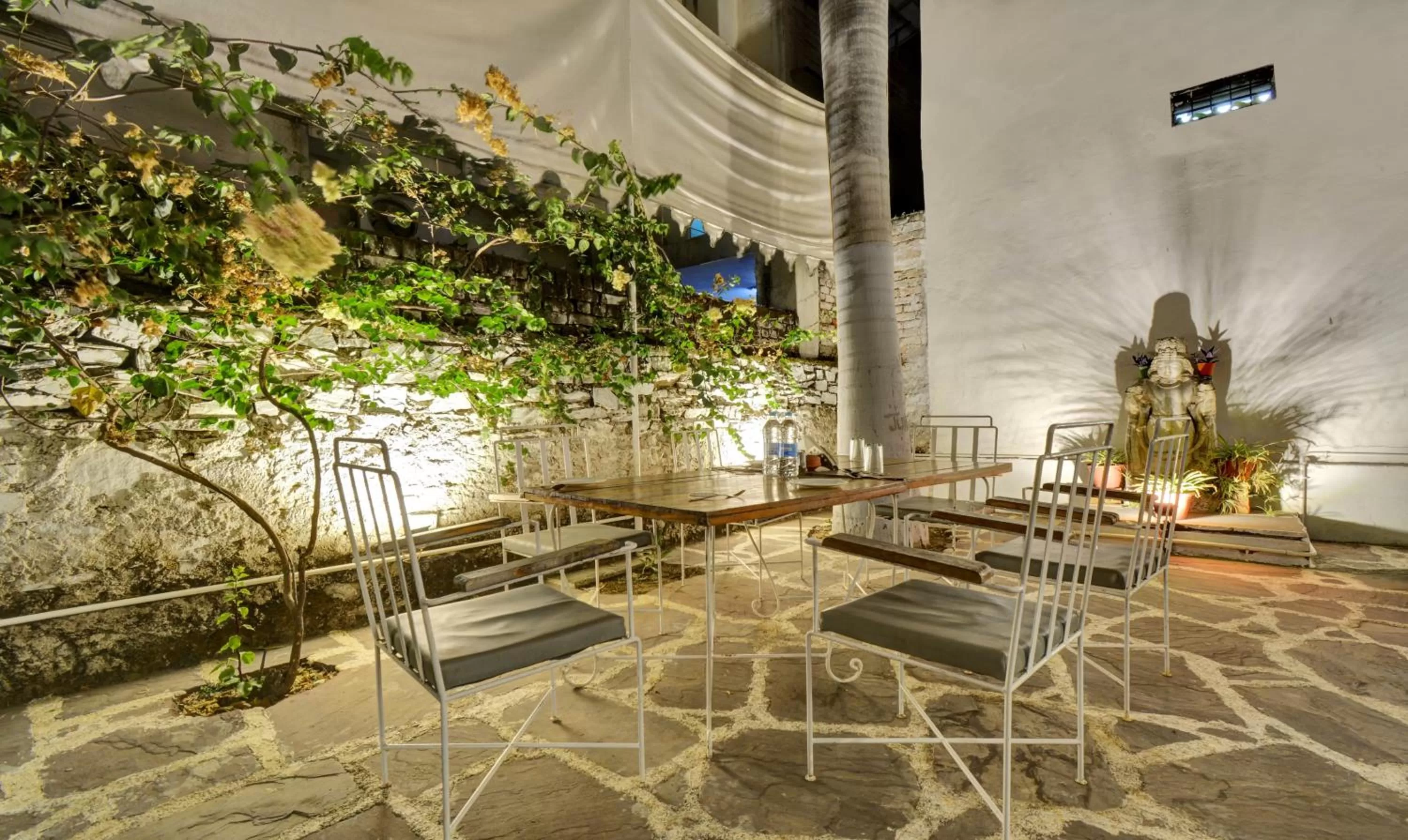 Restaurant/places to eat in Treebo The Regal House, Near Fateh Sagar Lake