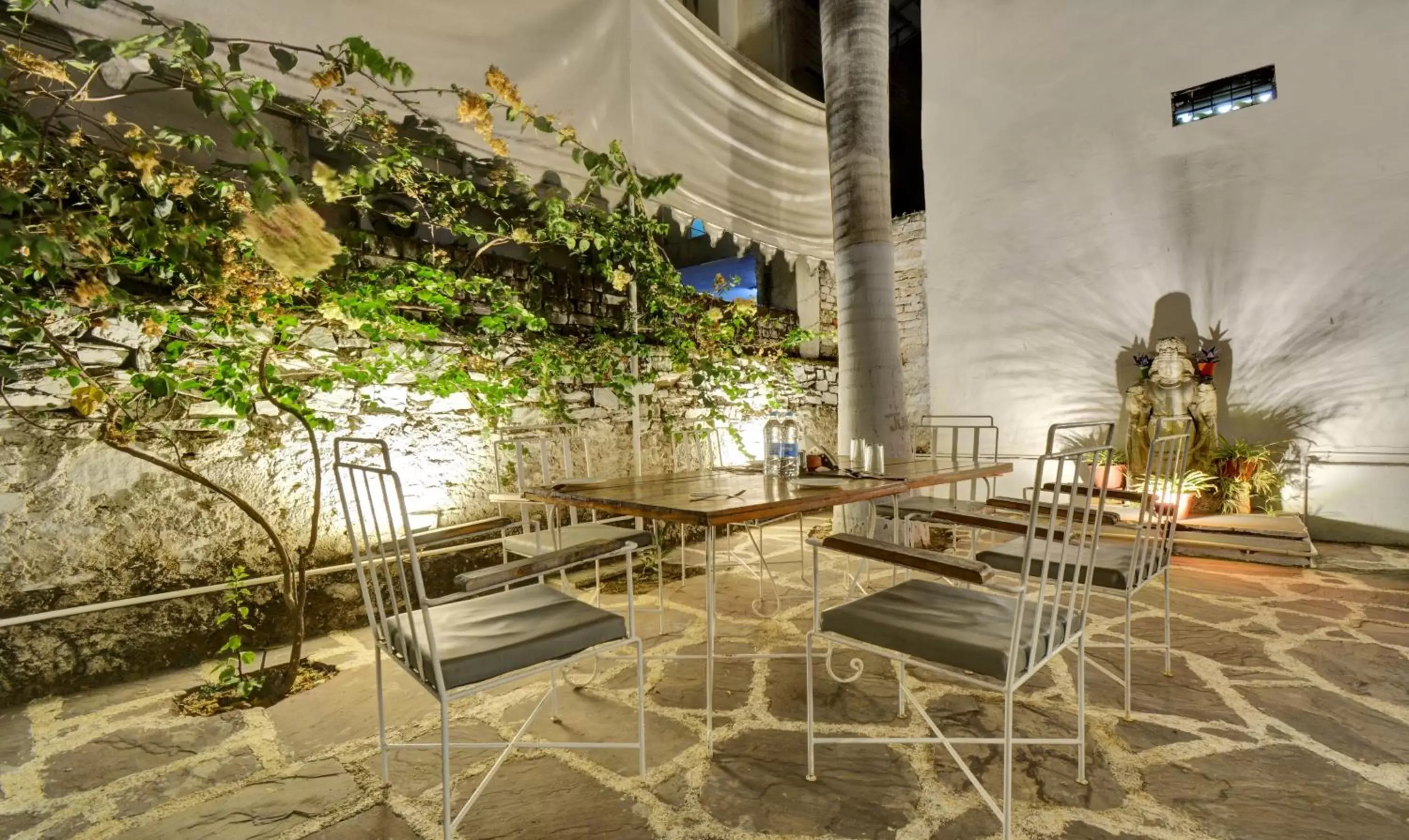 Restaurant/places to eat in Treebo The Regal House, Near Fateh Sagar Lake Restaurant/places to eat in Treebo The Regal House, Near Fateh Sagar Lake