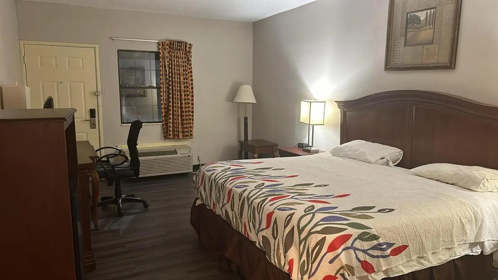 Bed in Americas Best Value Inn - Tunica Resort